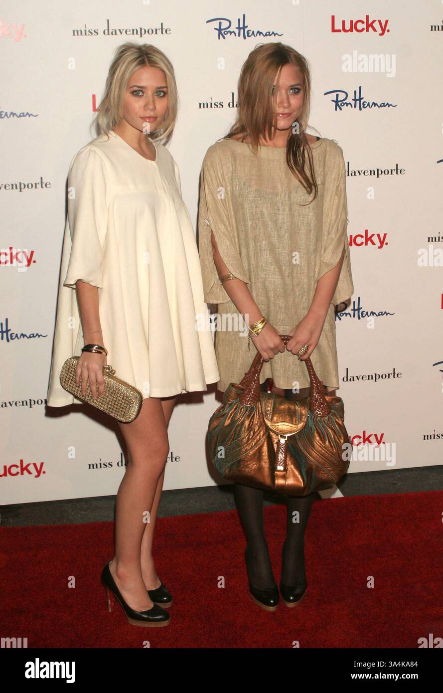 November 2005; Los Angeles, CA, USA; die Schauspielerinnen ASHLEY und MARY KATE OLSEN (mit Miss Davenporte) beim Lucky Magazine und Miss Davenporte Soiree. Die Gäste werden eingeladen, auf Miss Davenporte von Christina Erhlich und Estee Stanley's neue Kollektion zu stoßen, die von den 50er und 60er Jahren inspiriert wurde und im Fred Segals, Hollywood, stattfindet. Obligatorischer Credit: Foto von Paul Fenton/KPA/ZUMA Press. (©) Copyright 2006 von Paul Fenton Stockfoto