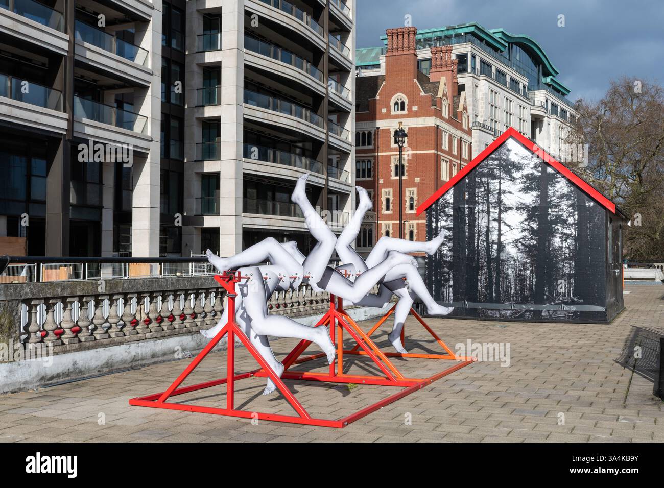 The Artist's Garden in Temple, London, England, Großbritannien. Mary Mary Freiluftausstellung im März 2025, öffentliche Skulpturen Skulpturen Kunstwerke von Künstlerinnen Stockfoto