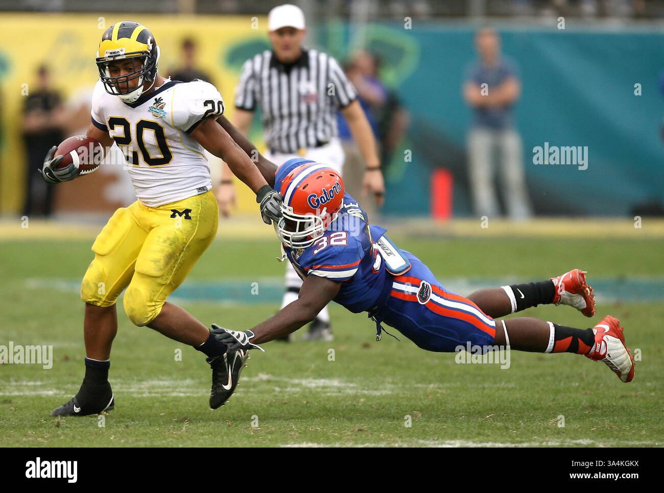 2. Januar 2008: Mike Hart aus Michigan führt am Dienstag, den 1. Januar 2008, mit dem Verteidiger Dustin Doe eine Fahrt während des Capital One Bowl in Orlando, Florida, durch. Michigan schlug Florida 41-35. (Jacob Langston/Orlando Sentinel/MCT) (Bild: © Orlando Sentinel/MCT/ZUMAPRESS.com) Stockfoto