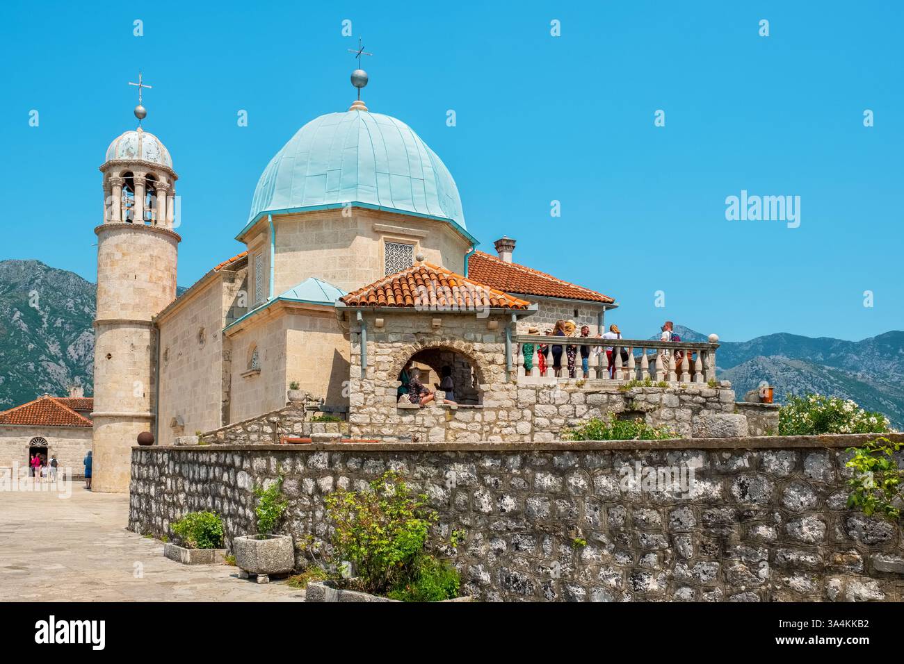 Touristengruppe auf einer Führung auf der Insel Our Lady of the Rocks. Perast, Montenegro Stockfoto