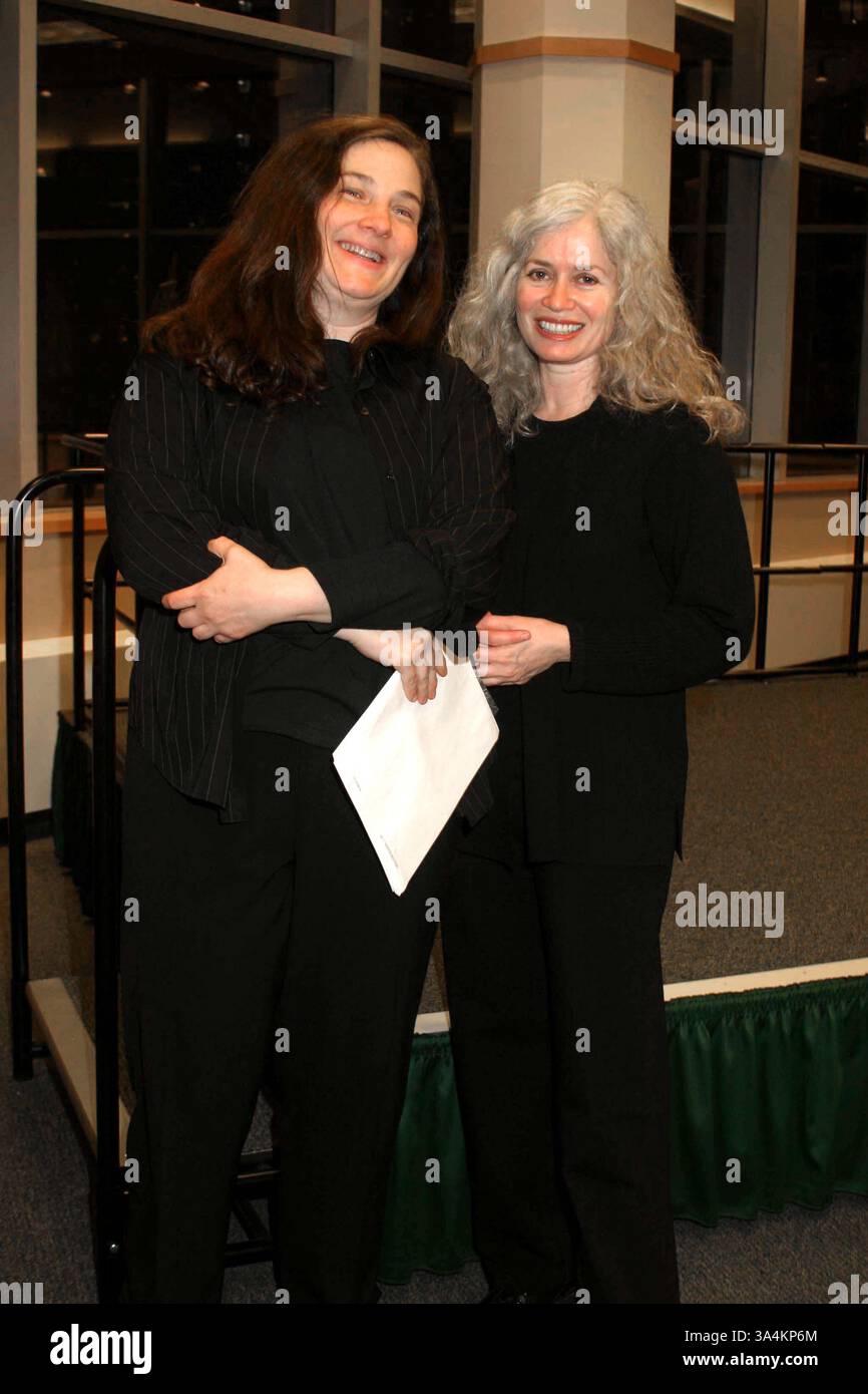 JANUAR 2011 - K36039TM.ART FOR ANIMALS PRÄSENTIERT GUT GELESENE KATZEN, EINE LEKTÜRE UND BUCHUNTERSCHRIFT ZU GUNSTEN DER TIERRETTUNG UND -PFLEGE BARNES AND NOBLE, LINCOLN CENTER, NEW YORK CITY 03.08.2004. TRICIA WIESEN/ 2004 UHR HÄUSER UND AMY HEMPEL(Kreditbild: © Globe Photos/ZUMAPRESS.com) Stockfoto