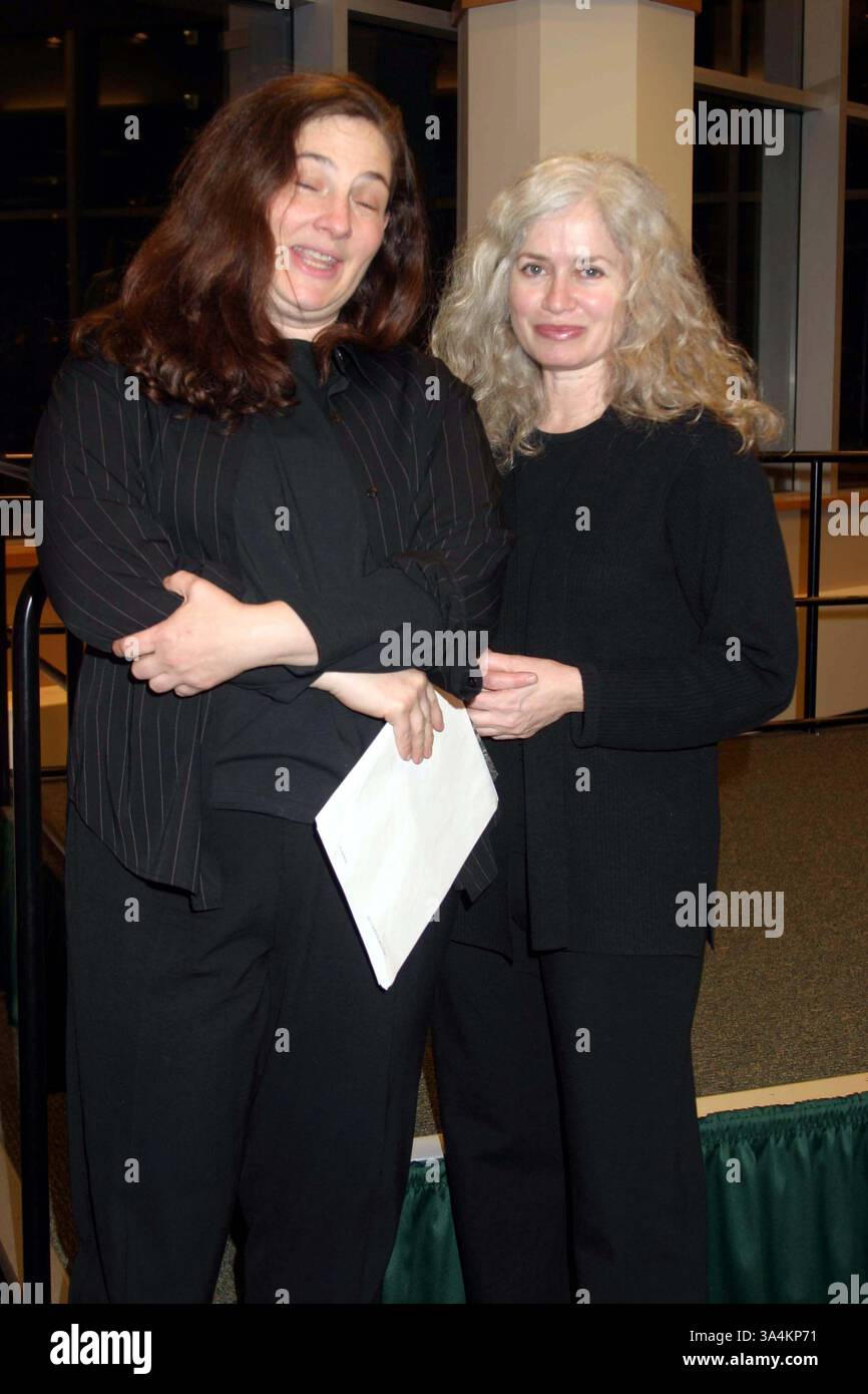 JANUAR 2011 - K36039TM.ART FOR ANIMALS PRÄSENTIERT GUT GELESENE KATZEN, EINE LEKTÜRE UND BUCHUNTERSCHRIFT ZU GUNSTEN DER TIERRETTUNG UND -PFLEGE BARNES AND NOBLE, LINCOLN CENTER, NEW YORK CITY 03.08.2004. TRICIA WIESEN/ 2004 UHR HÄUSER UND AMY HEMPEL(Kreditbild: © Globe Photos/ZUMAPRESS.com) Stockfoto