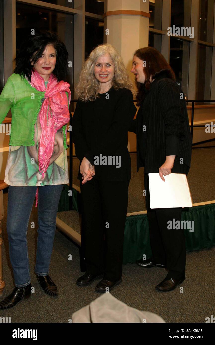 JANUAR 2011 - K36039TM.ART FOR ANIMALS PRÄSENTIERT GUT GELESENE KATZEN, EINE LEKTÜRE UND BUCHUNTERSCHRIFT ZU GUNSTEN DER TIERRETTUNG UND -PFLEGE BARNES AND NOBLE, LINCOLN CENTER, NEW YORK CITY 03.08.2004. TRICIA WIADOWS/ 2004..TAMA JANOWITZ, AMY HEMPEL UND A.M. HOMES(Kreditbild: © Globe photos/ZUMAPRESS.com) Stockfoto
