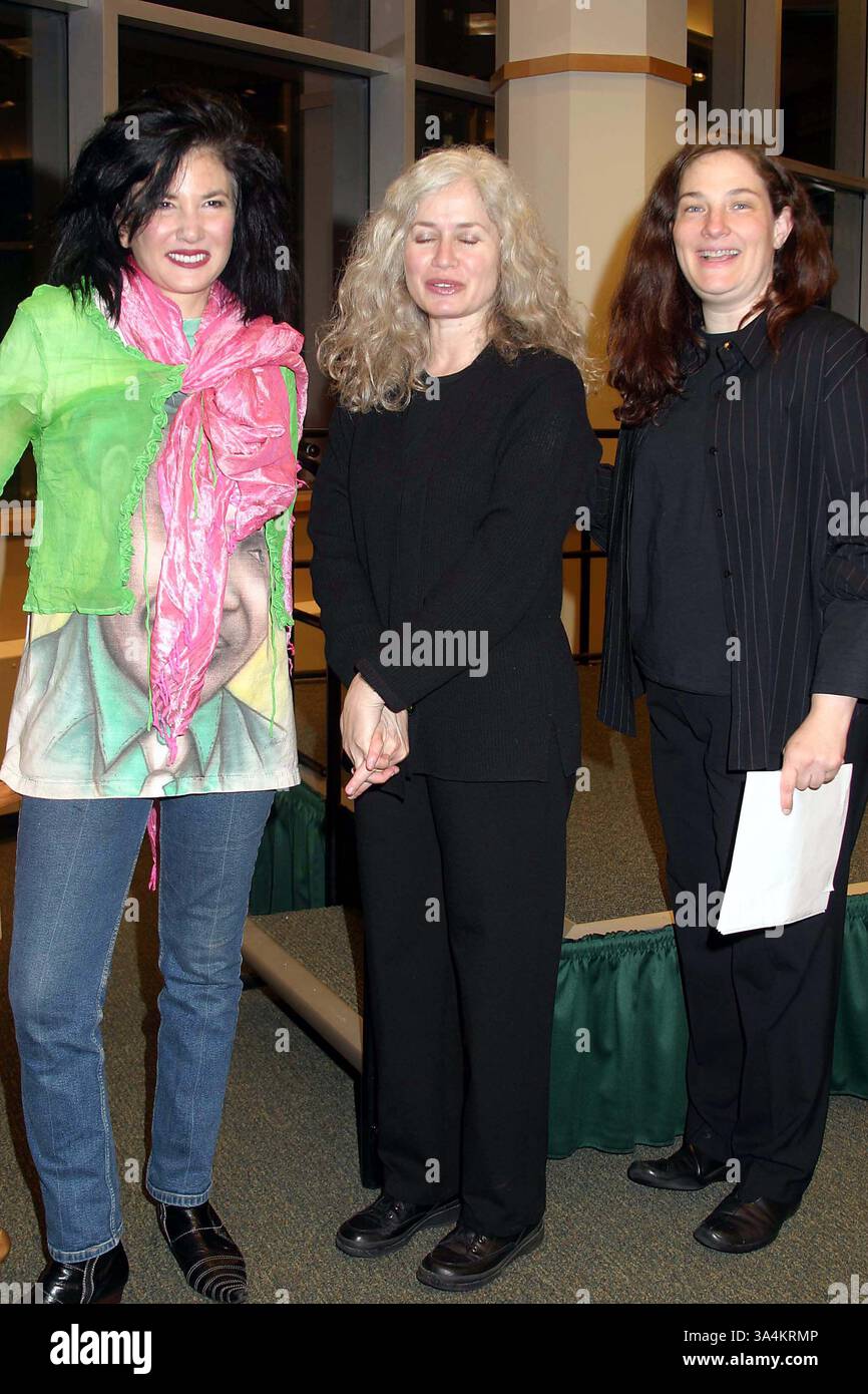 JANUAR 2011 - K36039TM.ART FOR ANIMALS PRÄSENTIERT GUT GELESENE KATZEN, EINE LEKTÜRE UND BUCHUNTERSCHRIFT ZU GUNSTEN DER TIERRETTUNG UND -PFLEGE BARNES AND NOBLE, LINCOLN CENTER, NEW YORK CITY 03.08.2004. TRICIA WIADOWS/ 2004..TAMA JANOWITZ, AMY HEMPEL UND A.M. HOMES(Kreditbild: © Globe photos/ZUMAPRESS.com) Stockfoto