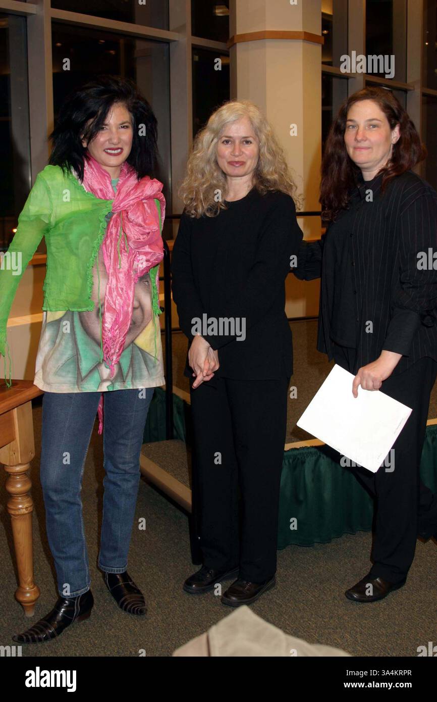 JANUAR 2011 - K36039TM.ART FOR ANIMALS PRÄSENTIERT GUT GELESENE KATZEN, EINE LEKTÜRE UND BUCHUNTERSCHRIFT ZU GUNSTEN DER TIERRETTUNG UND -PFLEGE BARNES AND NOBLE, LINCOLN CENTER, NEW YORK CITY 03.08.2004. TRICIA WIADOWS/ 2004..TAMA JANOWITZ, AMY HEMPEL UND A.M. HOMES(Kreditbild: © Globe photos/ZUMAPRESS.com) Stockfoto