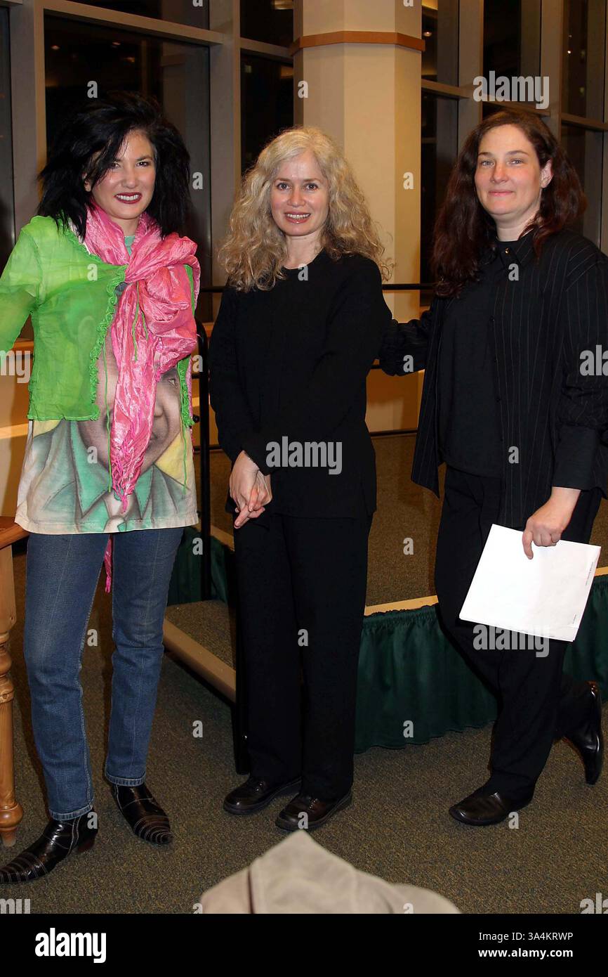 JANUAR 2011 - K36039TM.ART FOR ANIMALS PRÄSENTIERT GUT GELESENE KATZEN, EINE LEKTÜRE UND BUCHUNTERSCHRIFT ZU GUNSTEN DER TIERRETTUNG UND -PFLEGE BARNES AND NOBLE, LINCOLN CENTER, NEW YORK CITY 03.08.2004. TRICIA WIADOWS/ 2004..TAMA JANOWITZ, AMY HEMPEL UND A.M. HOMES(Kreditbild: © Globe photos/ZUMAPRESS.com) Stockfoto