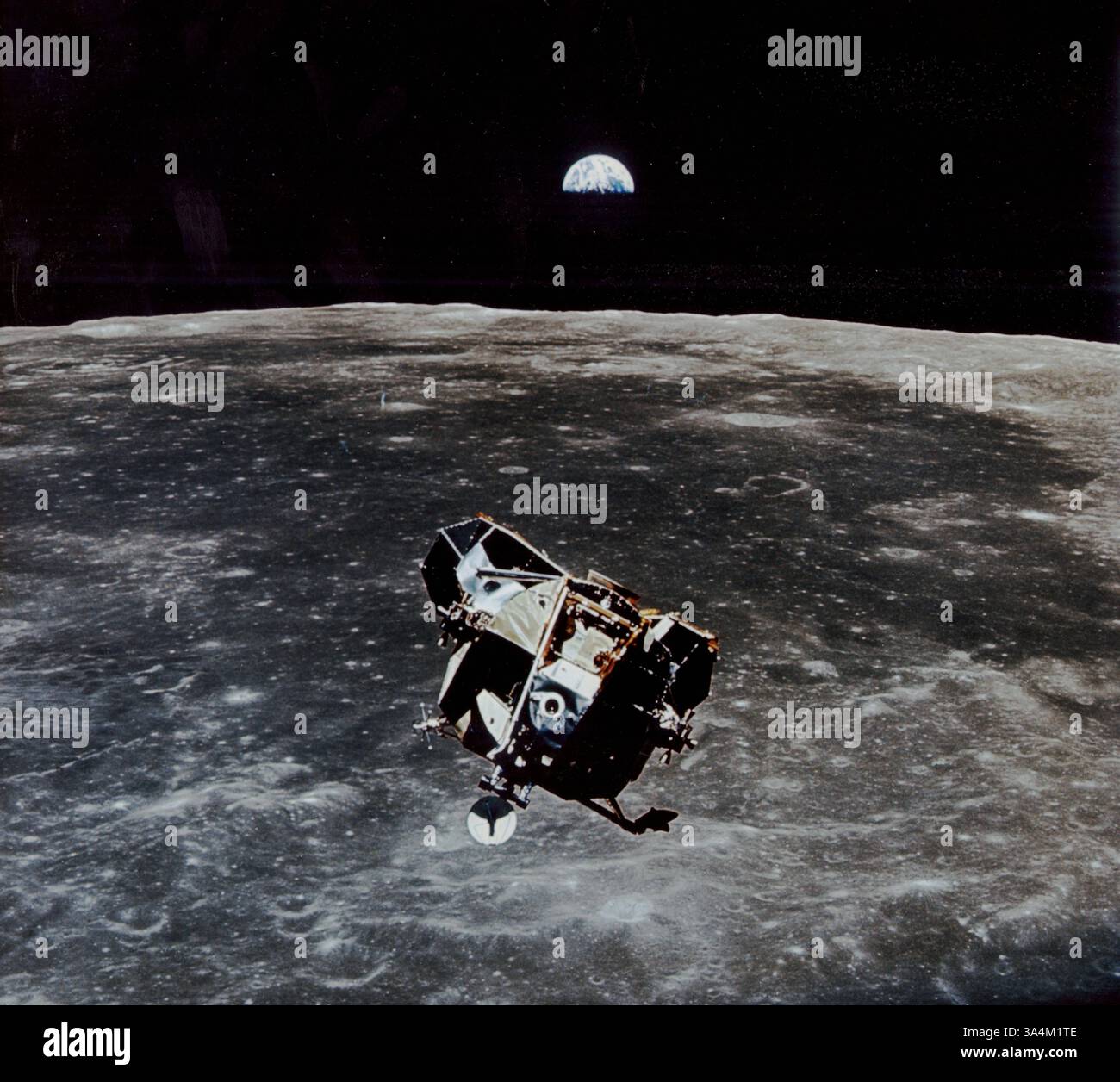 Am 21. Juli 1969, auf diesem Foto, wird die Aufstiegsstufe von der Erde kurz vor ihrem Treffen mit dem cm gesehen. Die Apollo 11-Mission startete vom Kennedy Space Center (KSC) in Florida über das Marshall Space Flight Center (MSFC) und entwickelte am 16. Juli 1969 ein Trägerfahrzeug Saturn V und kehrte am 24. Juli 1969 sicher zur Erde zurück. An Bord des Raumfahrzeugs waren die Astronauten Neil A. Armstrong, Kommandeur, Michael Collins, Pilot des Kommandomoduls (cm) und Edwin E. (Buzz) Aldrin Jr., Pilot des Lunar Module (LM). Mit dem Erfolg von Apollo 11 ist das nationale Ziel, Menschen auf dem Mond und Retu zu landen Stockfoto