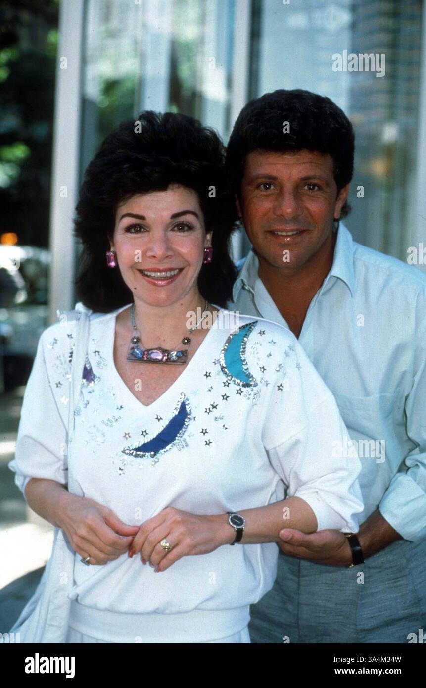 ANNETTE FUNICELLO, ein Gründungsmitglied der Mickey Mouse Club-Foto - Datei und Bildschirm-Symbol, in einer Reihe von 60er 'Strand' Filme mitgespielt, starb Montag, 8. April 2013 im Alter von 70 Jahren. Funicello erkrankte sie an Multipler Sklerose im Jahr 1987 und wurde ein Verfechter für die Behandlung der Krankheit. Bild: 1. Januar 1987 - Hollywood, Kalifornien, USA - 1987 Publicity Foto von ANNETTE FUNICELLO und FRANKIE AVALON. (Kredit-Bild: © Jonathan Green/Globe Photos/ZUMAPRESS.com) Stockfoto
