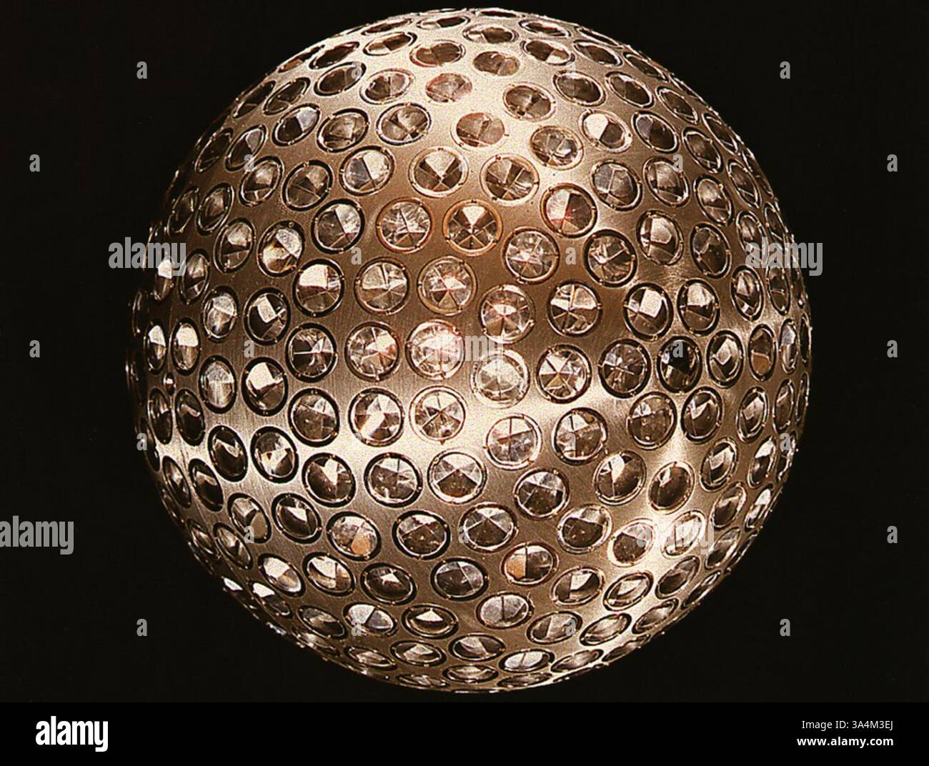 7. Mai 2013: Der LAGEOS I, Laser Geodynamics Satellite, wurde am 4. Mai 1976 von der Vandenberg Air Force Base in Kalifornien gestartet. Der 900-Pfund-Satellit umkreiste die Erde von Pol zu Pol und misst die Bewegungen der Erdoberfläche relativ zu Erdbeben, kontinentaler Drift und anderen geophysikalischen Phänomenen. Die gespiegelte Oberfläche des Satelliten reflektiert präzise Laserstrahlen von Bodenstationen für genaue Reichweitenmessungen. Wissenschaftler am Marshall Space Flight Center der NASA in Huntsville, Ala. Kamen auf die Idee für den Satelliten und bauten ihn am Marshall C Stockfoto