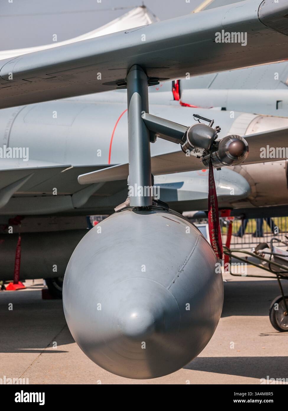 Belin, Deutschland - 11.06.2010: Saab BOZ-101 Gegenmassnahmenkapsel montiert auf Panavia Tornado IDS (46+48) auf der Berliner Flugschau (ILA) 2010 Stockfoto