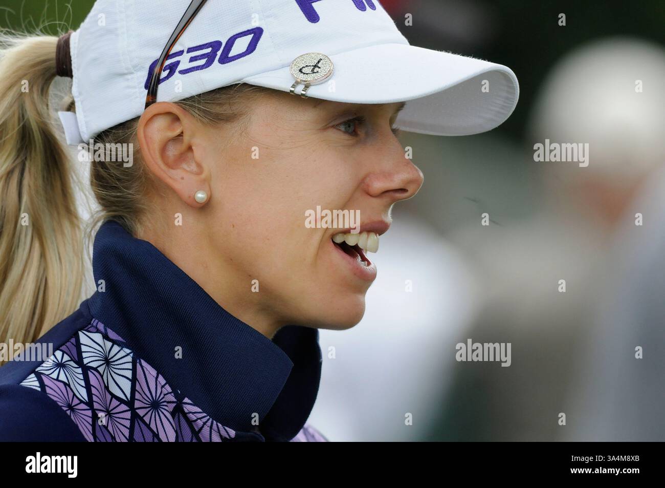 16. August 2014 - Pittsford, NY, USA - 16. August 2014: Pernilla Lindberg aus Schweden spricht mit den Medien nach Abschluss der dritten Runde der Wegmans LPGA Championship im Monroe Golf Club in Pittsford, NY. (Kreditbild: © Alan Schwartz/Cal Sport Media/ZUMAPRESS.com) Stockfoto