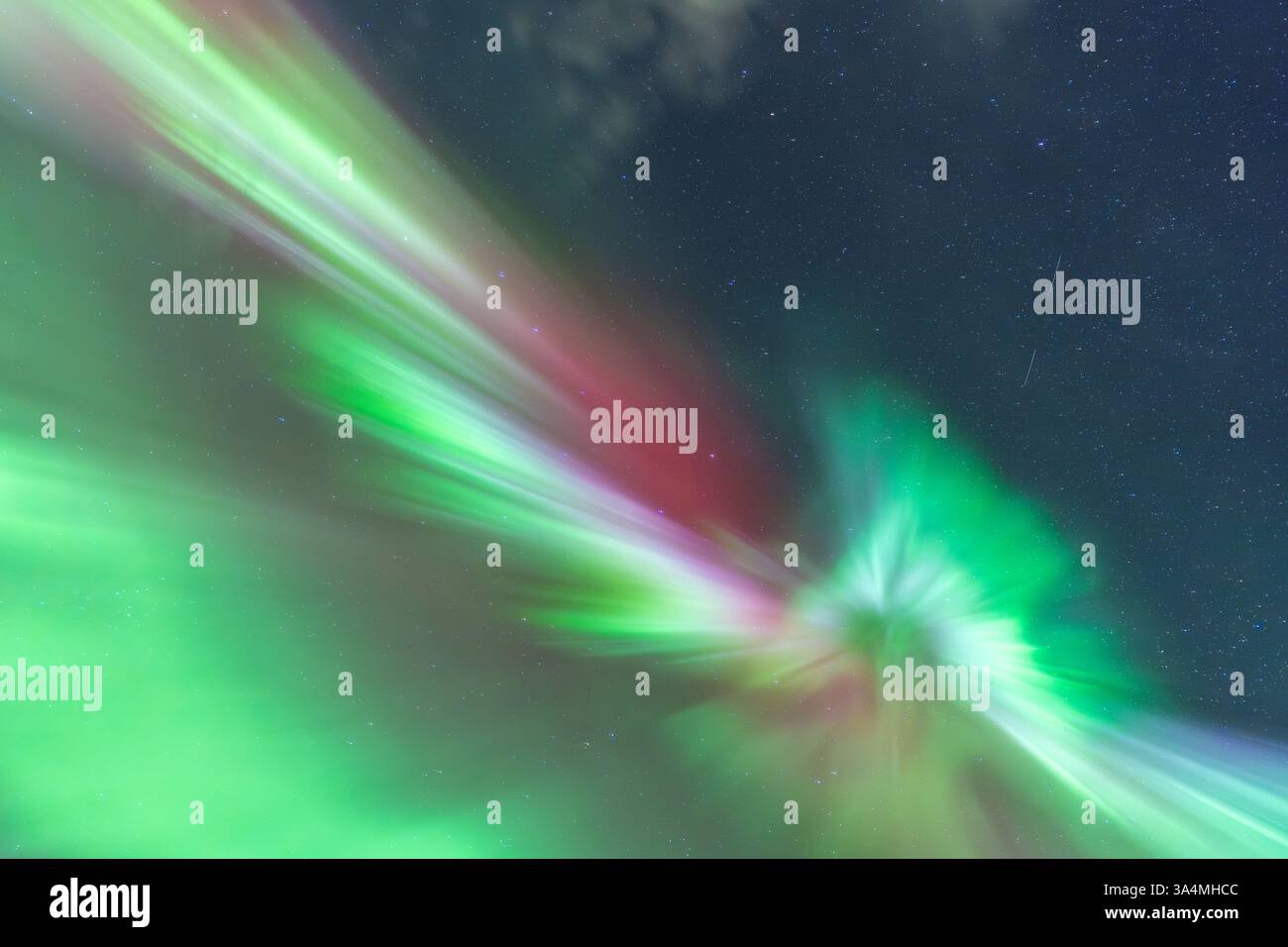 Nordlichter am Himmel, himmlische aurora Borealis in Grün, Lila und Rot über dem Kopf! Erstaunlich und schön, unglaublich stark und tanzend Stockfoto