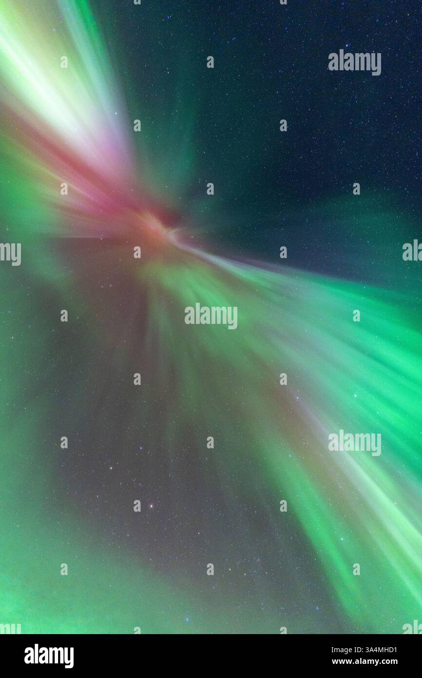 Nordlichter am Himmel, himmlische aurora Borealis in Grün, Lila und Rot über dem Kopf! Erstaunlich und schön, unglaublich stark und tanzend Stockfoto