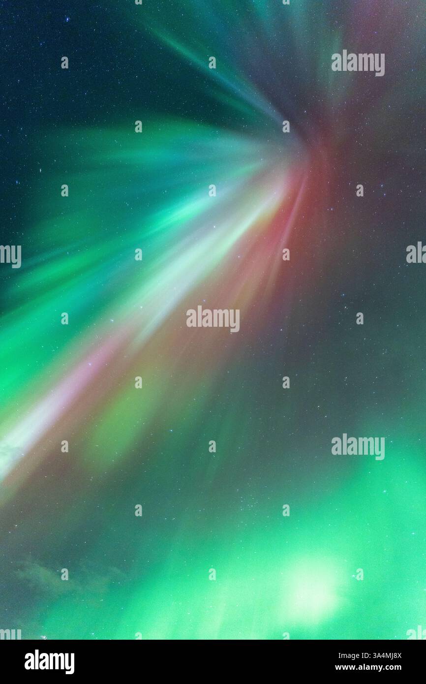 Nordlichter am Himmel, himmlische aurora Borealis in Grün, Lila und Rot über dem Kopf! Erstaunlich und schön, unglaublich stark und tanzend Stockfoto