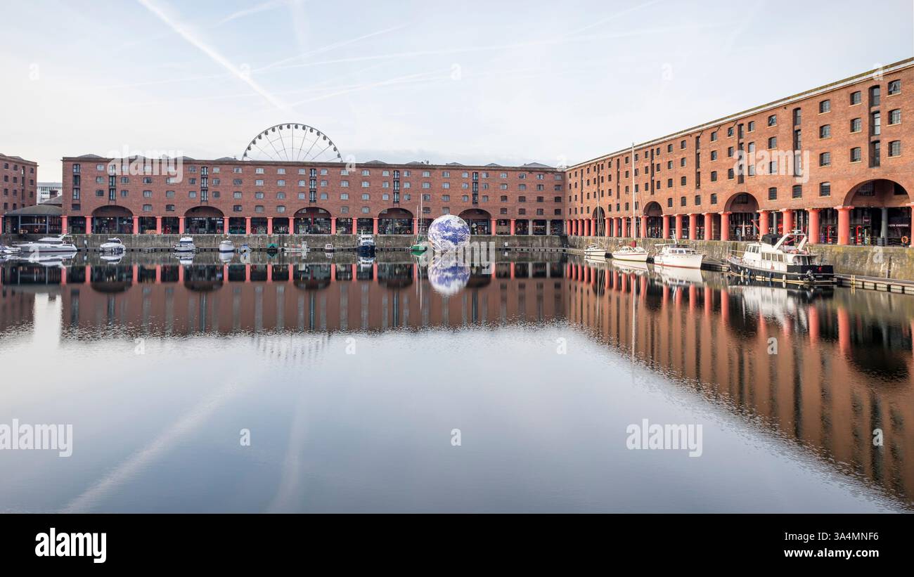 Albert Dock, der die schwimmende Erde umrahmt. Stockfoto
