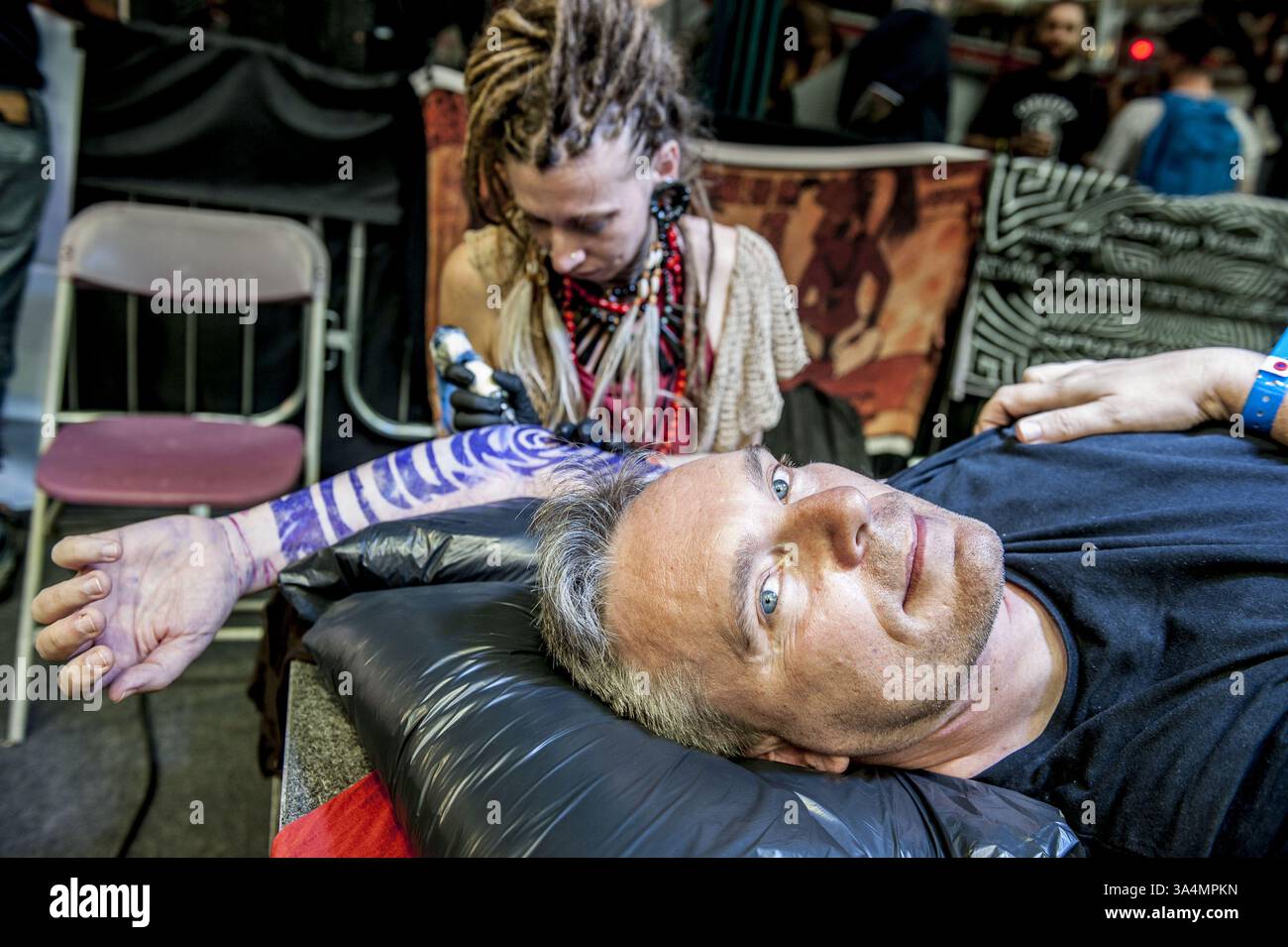 26. September 2014 - London, London, Großbritannien - Adrian Whitehorn im Alter von 44 Jahren reiste zu Sanya, die in Mexiko lebt. Das dauerte 7 Jahre 2 .5 Jahre , um den richtigen Tätowierer zu finden . Seine Tätowierungsdarstellung der unter einer Schlange... 10. Internationalen Tattoo Convention. Tobacco Dock , London (Foto: © Nick Cunard/ZUMA Wire) Stockfoto