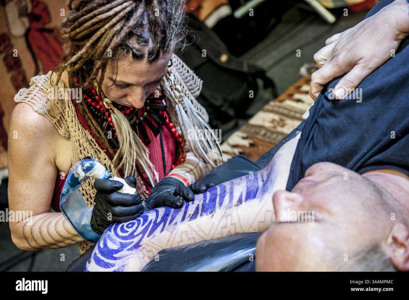 26. September 2014 - London, London, Großbritannien - Adrian Whitehorn im Alter von 44 Jahren reiste zu Sanya, die in Mexiko lebt. Das dauerte 7 Jahre 2 .5 Jahre , um den richtigen Tätowierer zu finden . Seine Tätowierungsdarstellung der unter einer Schlange... 10. Internationalen Tattoo Convention. Tobacco Dock , London (Foto: © Nick Cunard/ZUMA Wire) Stockfoto