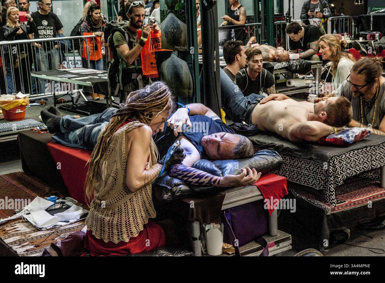 26. September 2014 - London, London, Großbritannien - Adrian Whitehorn im Alter von 44 Jahren reiste zu Sanya, die in Mexiko lebt. Das dauerte 7 Jahre 2 .5 Jahre , um den richtigen Tätowierer zu finden . Seine Tätowierungsdarstellung der unter einer Schlange... 10. Internationalen Tattoo Convention. Tobacco Dock , London (Foto: © Nick Cunard/ZUMA Wire) Stockfoto