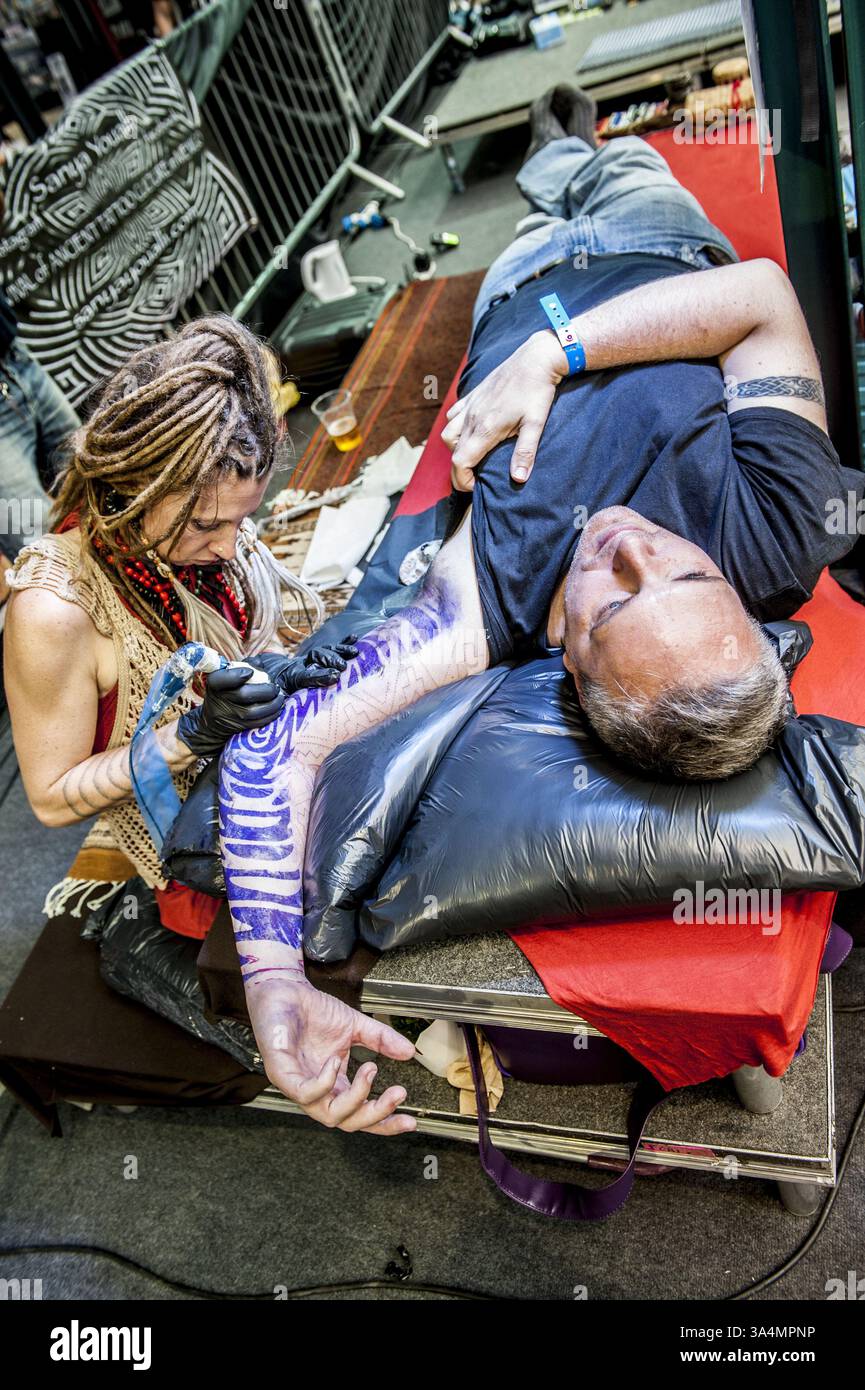 26. September 2014 - London, London, Großbritannien - Adrian Whitehorn im Alter von 44 Jahren reiste zu Sanya, die in Mexiko lebt. Das dauerte 7 Jahre 2 .5 Jahre , um den richtigen Tätowierer zu finden . Seine Tätowierungsdarstellung der unter einer Schlange... 10. Internationalen Tattoo Convention. Tobacco Dock , London (Foto: © Nick Cunard/ZUMA Wire) Stockfoto