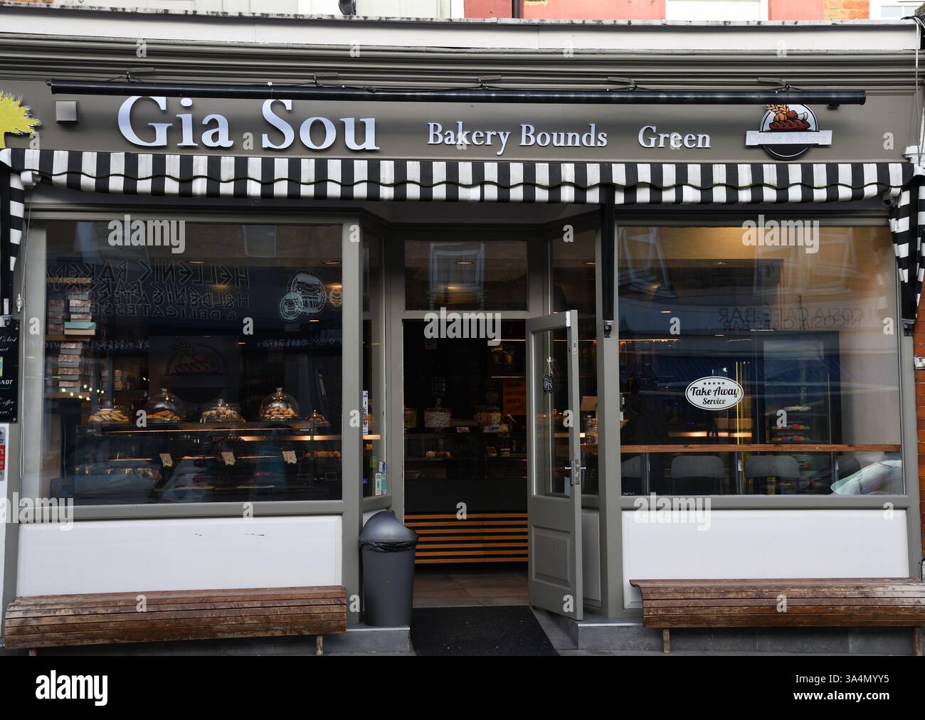 Greek Bakery and Cake Shop, Bounds Green, North London, London, Vereinigtes Königreich Stockfoto
