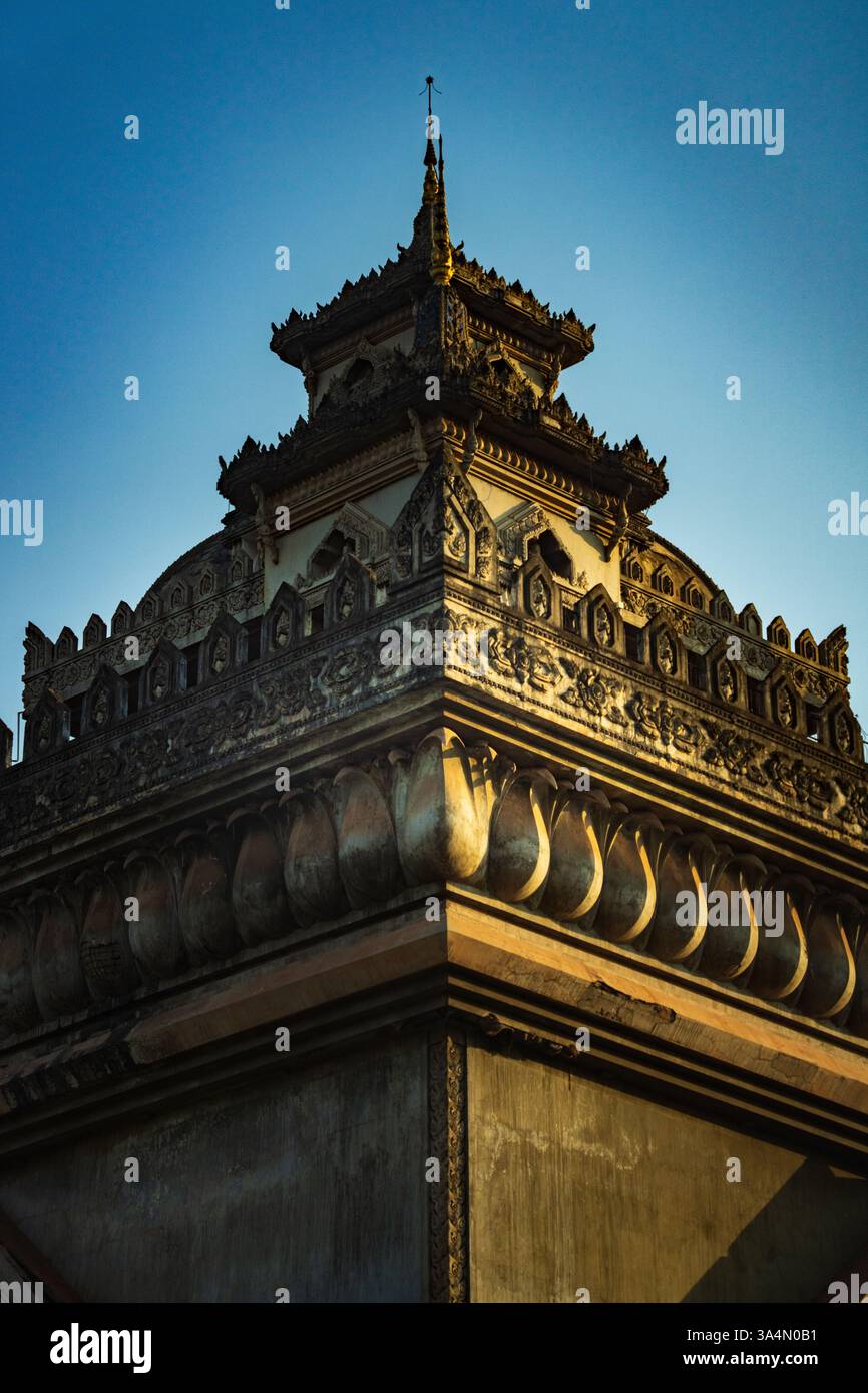 Aus nächster Nähe sehen Sie die komplizierten Details des Patuxai Victory Monument in Laos, das seine einzigartige Architektur und kulturelle Bedeutung zeigt Stockfoto