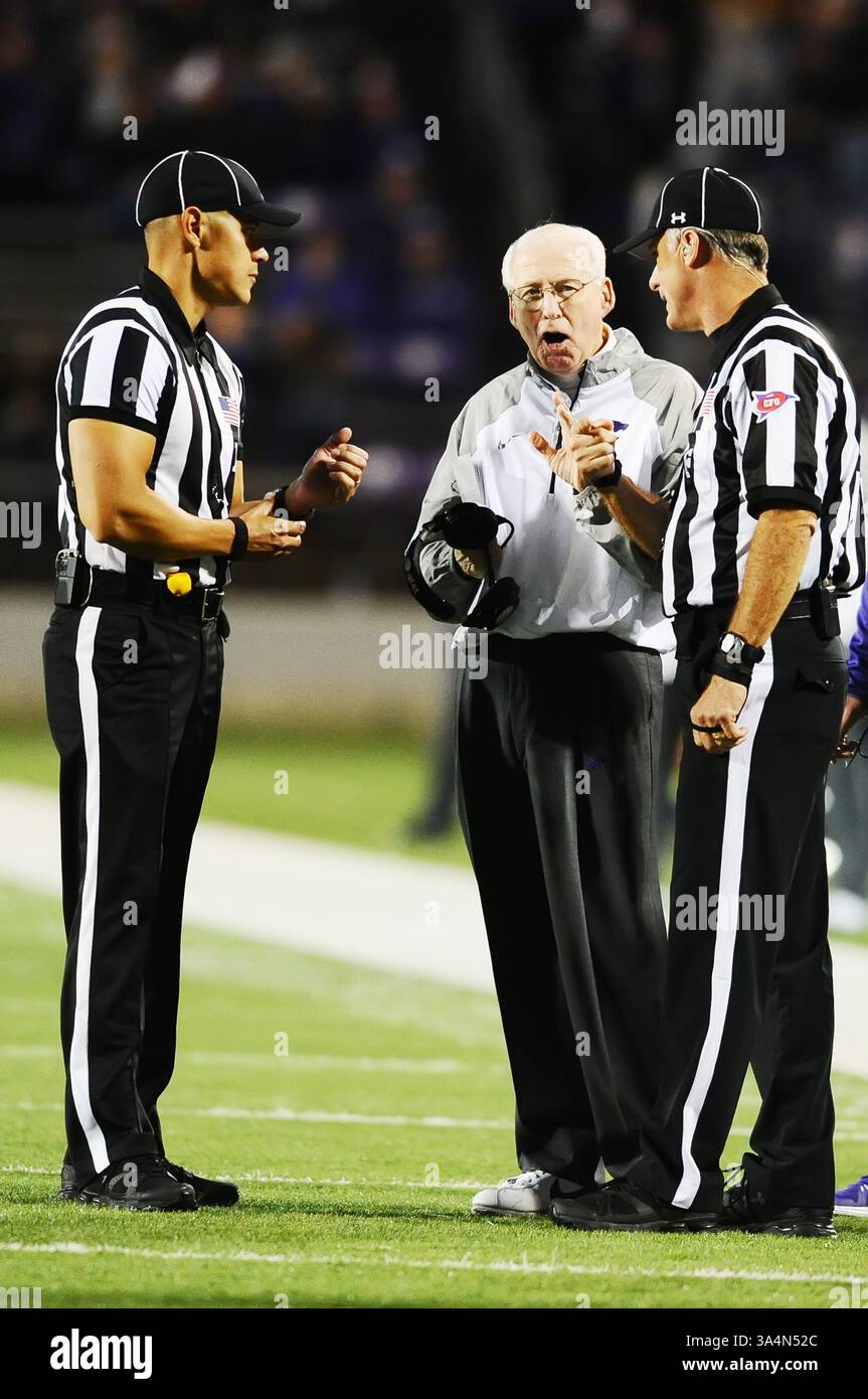 Oktober 2014: Bill Snyder, Cheftrainer der Kansas State Wildcats, spricht im 4. quartal über einen Anruf mit den Beamten. Während des NCAA Football-Spiels zwischen Texas Tech und Kansas State im Bill Snyder Family Stadium in Manhattan, Kansas. Kendall Shaw/CSM(Bild: © Kendall Shaw/Cal Sport Media/ZUMAPRESS.com) Stockfoto