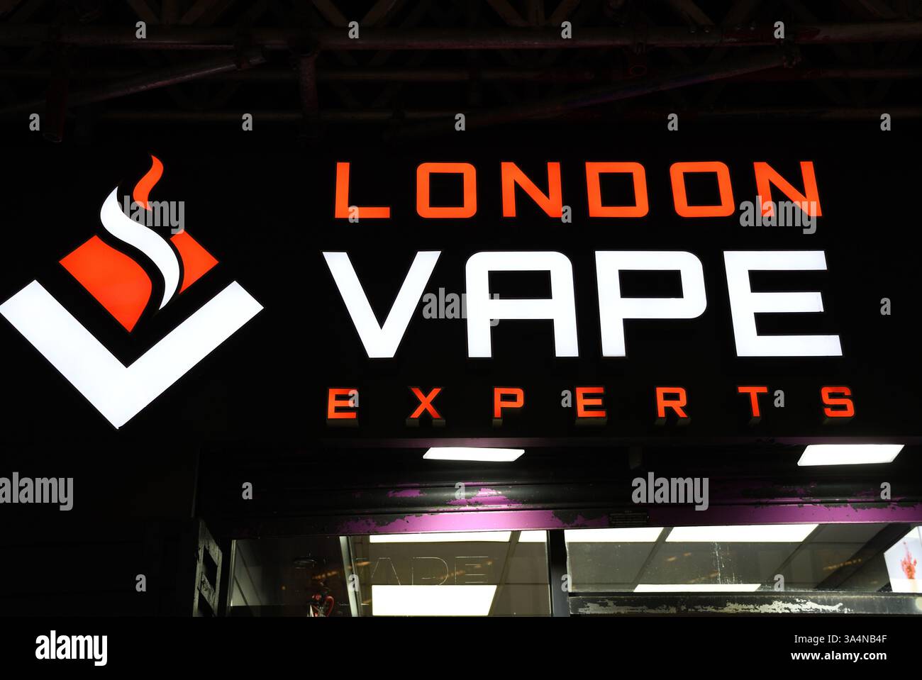 General Store mit Vape-Produkten, Central London, London, Großbritannien. Dampfen wird als Alternative zum Zigarettenrauchen immer beliebter Stockfoto
