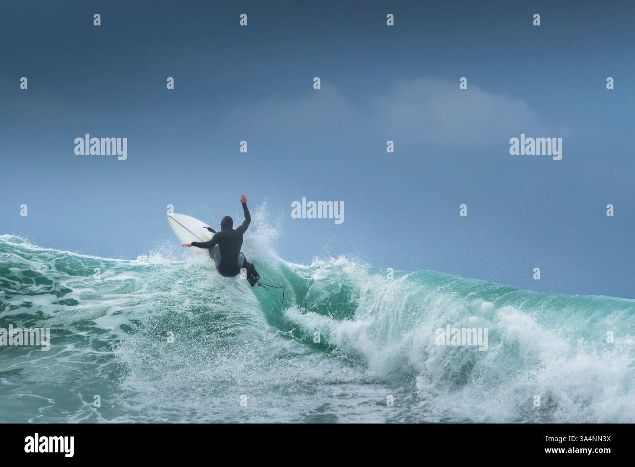 Ein Surfer auf einer Welle im Fistral in Newquay in Cornwall in Großbritannien. Stockfoto Ein Surfer auf einer Welle im Fistral in Newquay in Cornwall in Großbritannien. Stockfoto