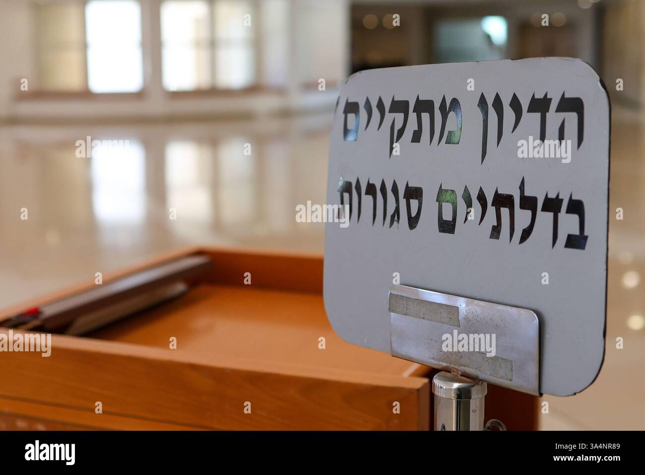 Schild mit der Aufschrift "Diskussion hinter verschlossenen Türen" vor dem Obersten Gerichtshof in Jerusalem, Israel. Stockfoto