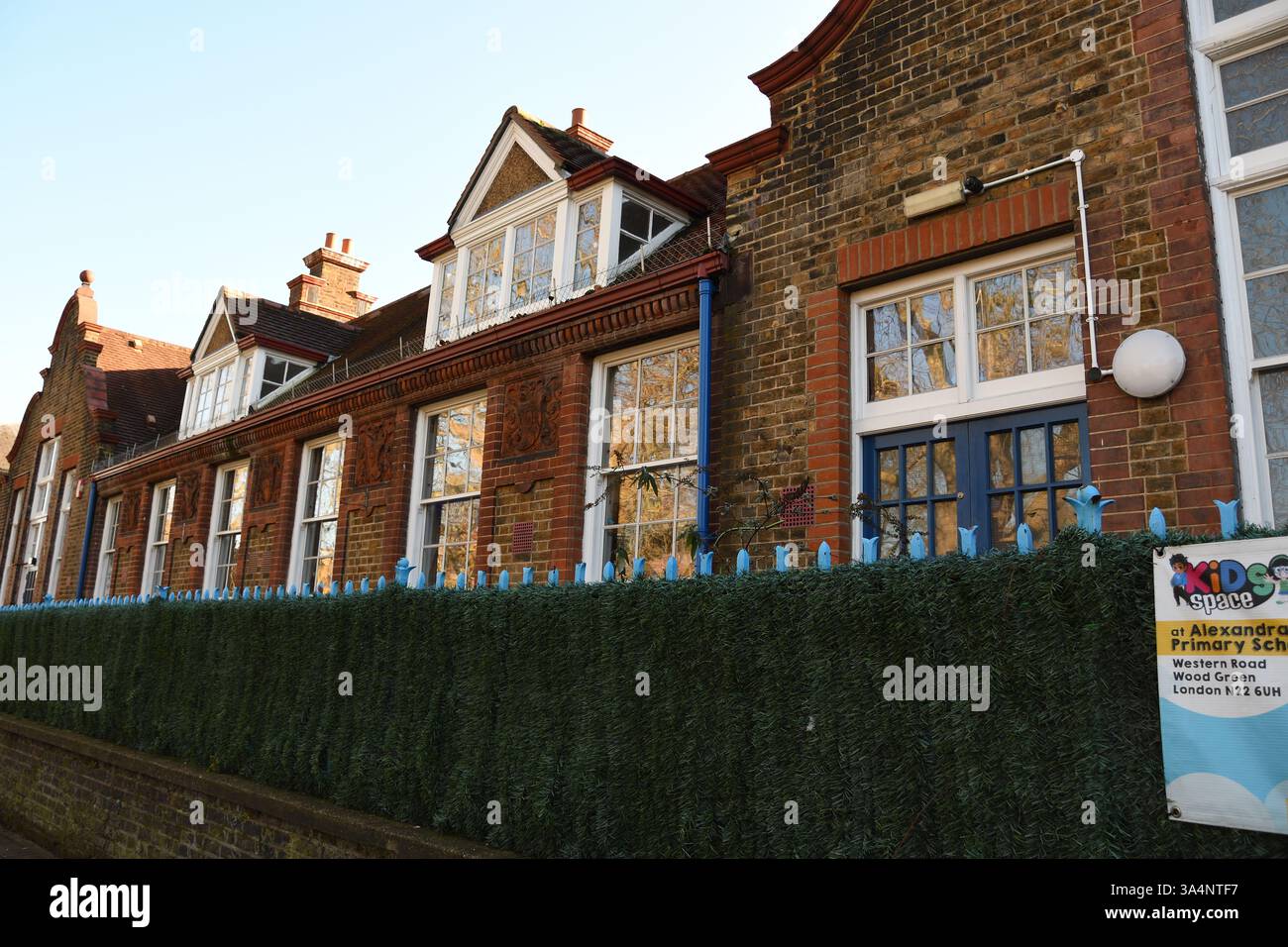 Seitenansicht, Alexandra Primary School, Wood Green, London, Großbritannien Stockfoto