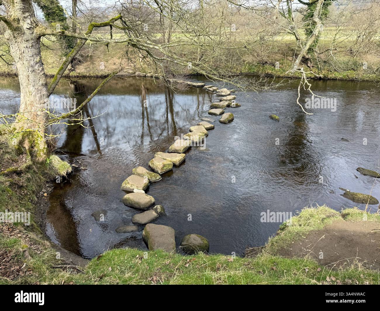 Treppensteine über den Fluss Derwent, Hope Valley, Derbyshire, England, Großbritannien. - Smartphone-aufgenommenes Stockfoto
