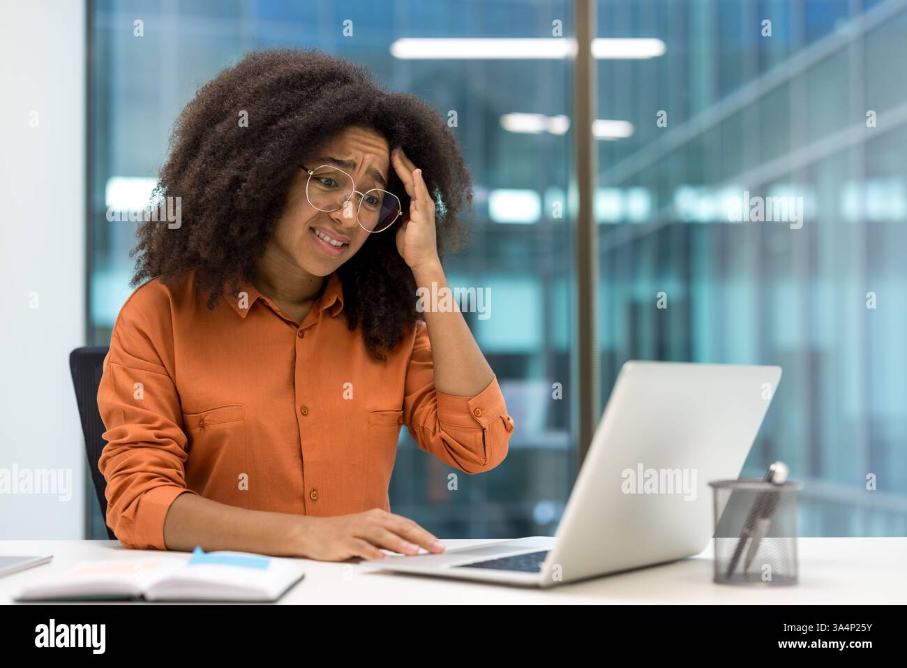 Verärgert frustrierte Frau, die im Büro mit einem Laptop arbeitet. Geschäftsfrau ist unzufrieden mit dem Lesen der Online-E-Mail-Benachrichtigung vom Laptop. Stockfoto