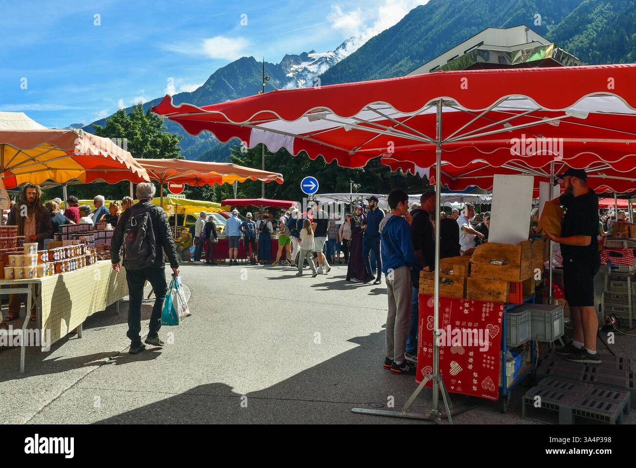 Werfen Sie einen Blick auf den wöchentlichen Straßenmarkt des berühmten Ferienorts in den französischen Alpen, mit Verkaufsständen, die lokale Produkte verkaufen, im Sommer in Chamonix, Frankreich Stockfoto