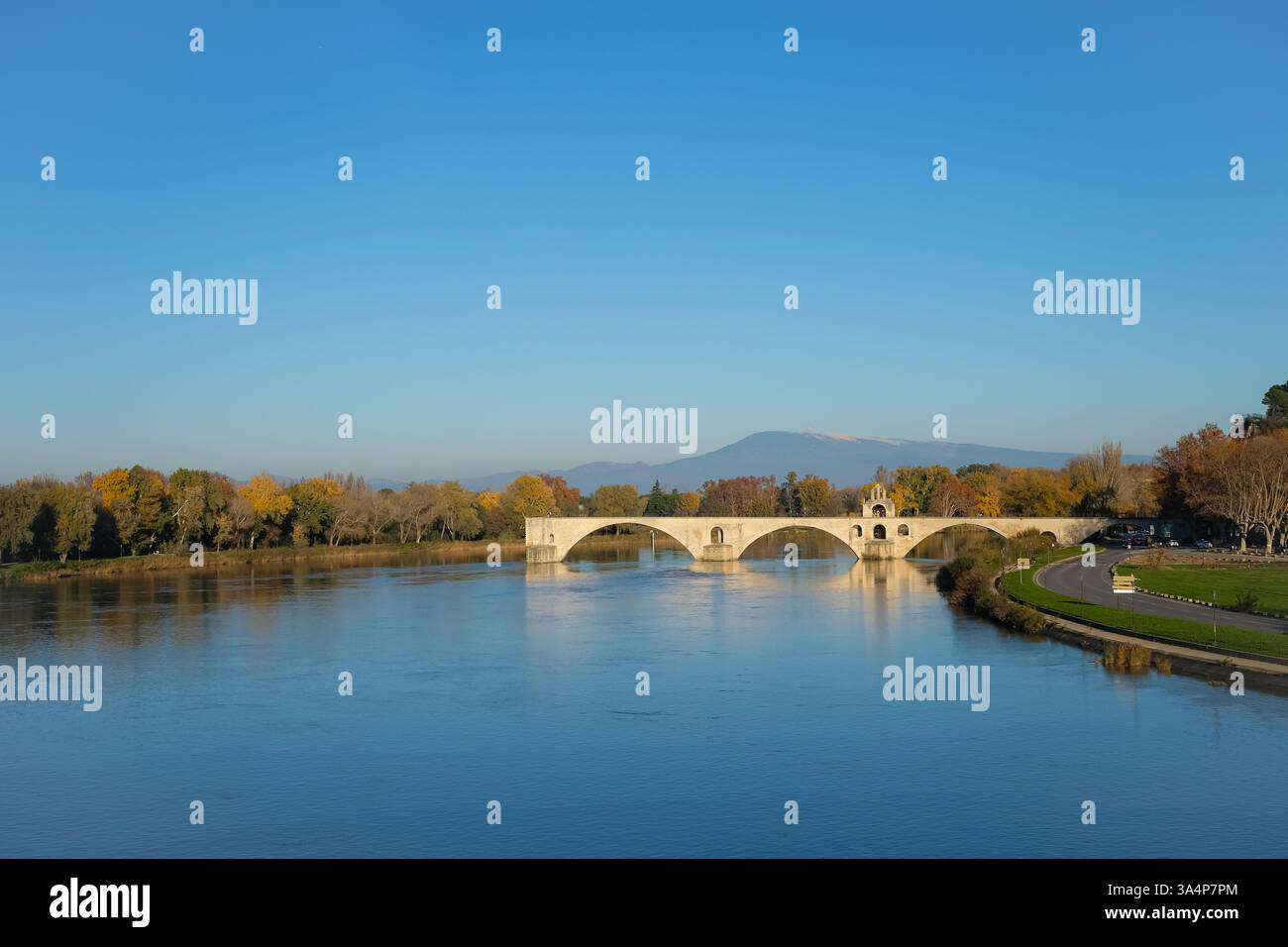 Die Brücke Saint-Bénézet (Pont d'Avignon) ist eine mittelalterliche Brücke zum Fluss Rhône, einem bekannten Symbol der Stadt. Herbst, klarer sonniger Tag. Stockfoto