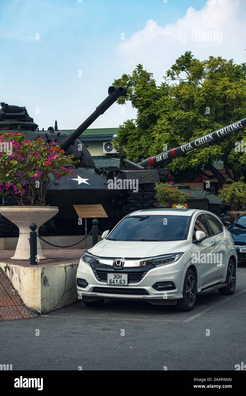 Ein Honda Auto parkt neben einem amerikanischen Panzer im Hanoi Military History Museum Stockfoto