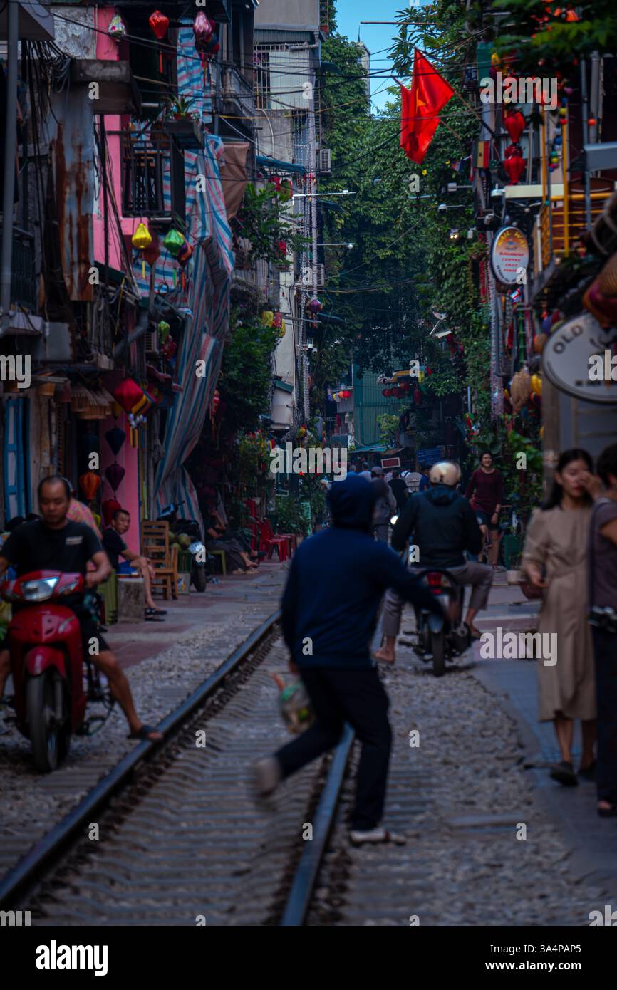 Belebte Hanoi Train Street Stockfoto
