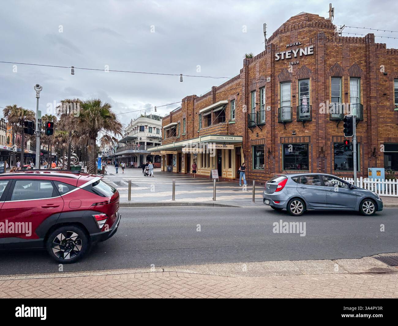 Das Hotel Steyne, ein historisches Gebäude in Manly, Sydney. Autos und Fußgänger auf der Straße. Stockfoto