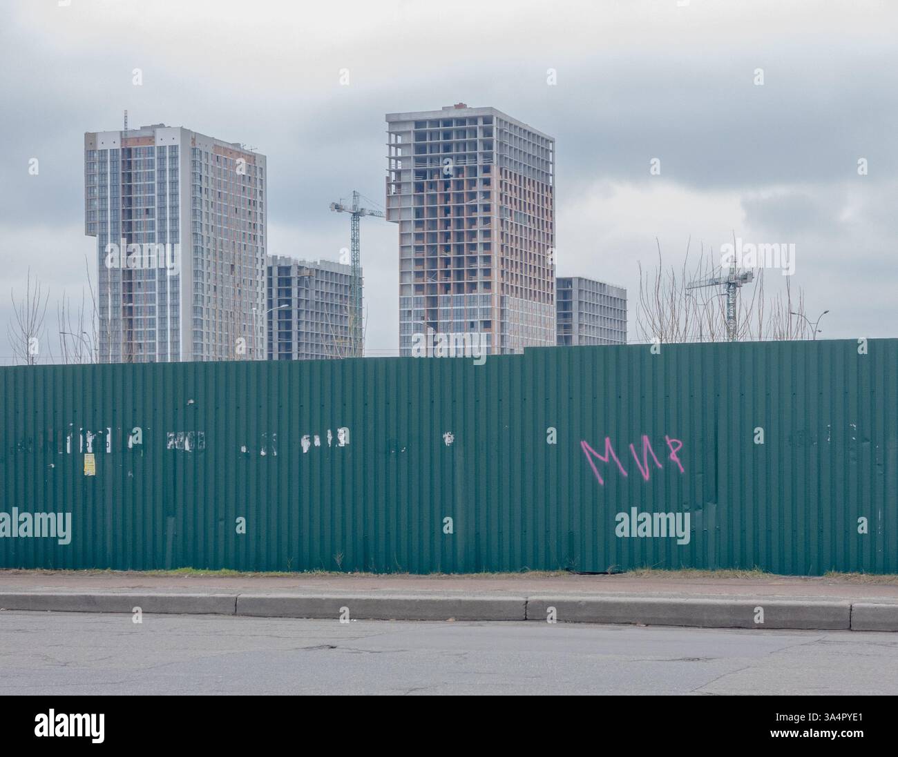 Kiew, Ukraine - 19. März 2025: Wort "Мир" ( ukrainisch ), was "Frieden" bedeutet, auf dem Metallzaun in der Kiewer Straße. Seit der russischen Invasion in der Ukraine am 24. Februar 2022 ist der "Frieden" ein beliebtes Thema der Diskussion. Quelle: Artem Hvozdkov /Alamy Live News Stockfoto