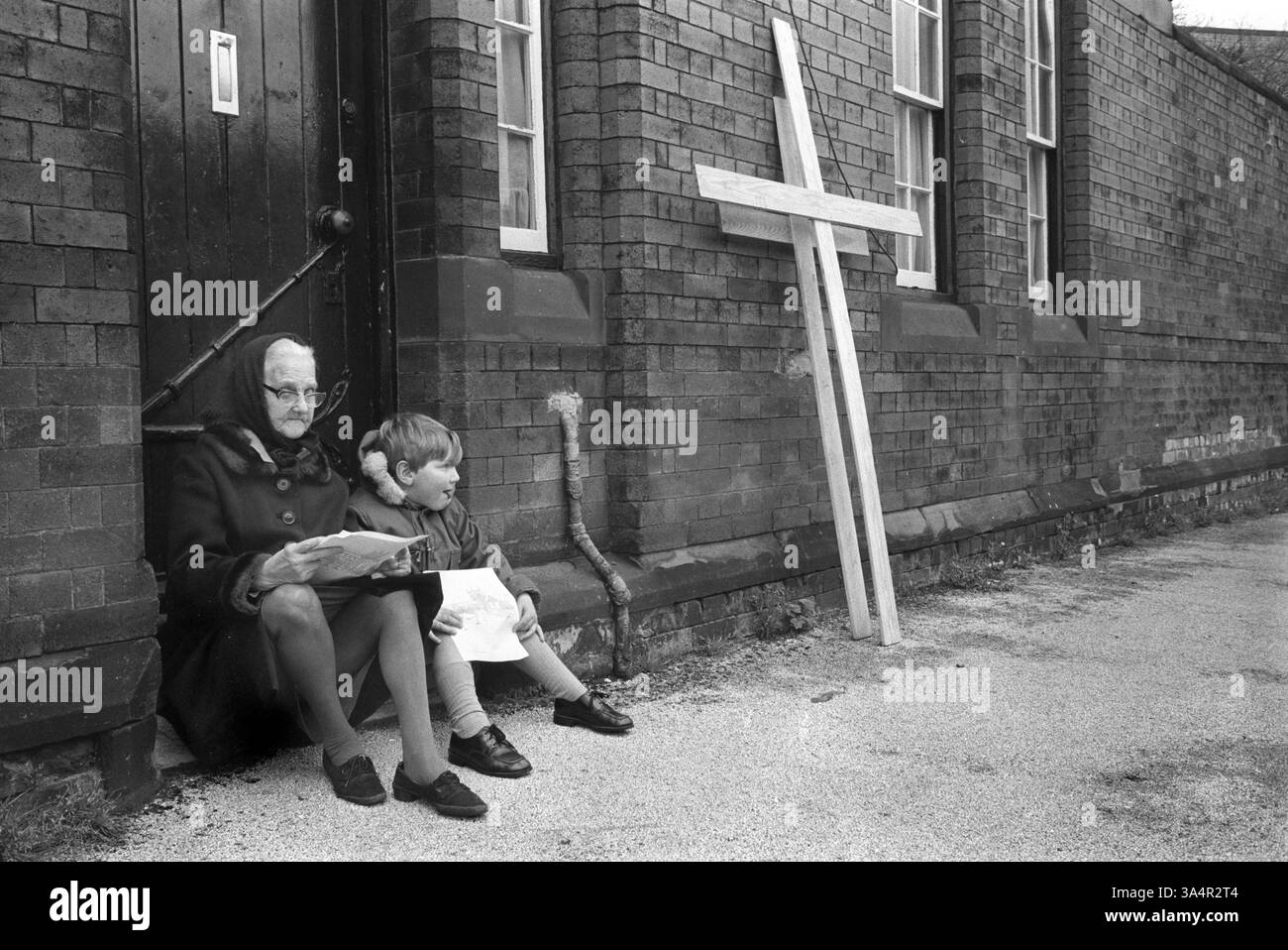 Großmutter und Enkel der 1970er Jahre Großbritannien. Sie ruhen sich nach der Karwoche aus, Karfreitagsprozession des Zeugenspaziergangs. Burscough West Lancashire, England 1974 1970er Jahre, Großbritannien HOMER SYKES Stockfoto