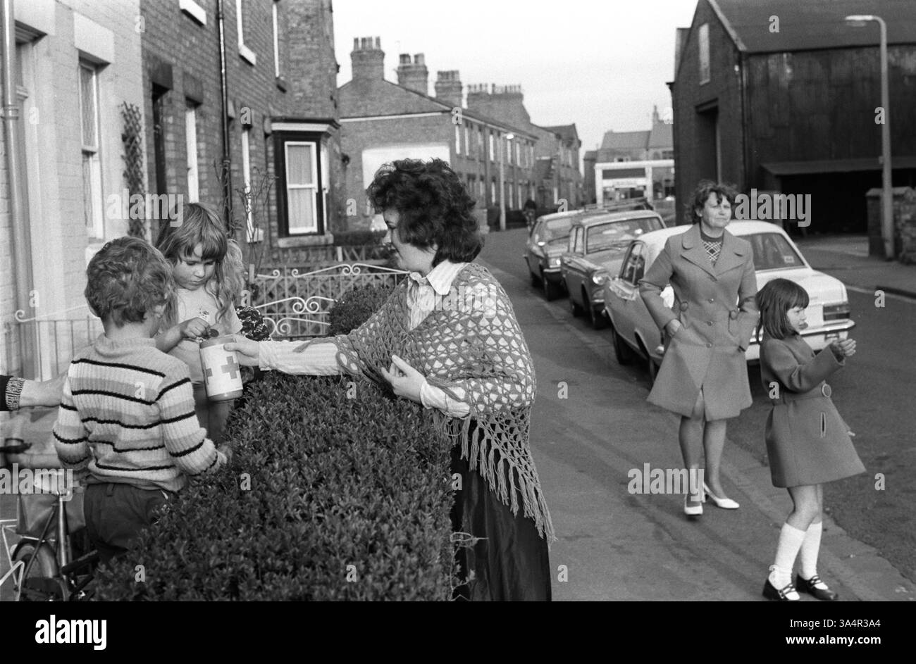 Red Cross Collection Dose Pace Egg Easter Play, Karfreitag, UK. Ein kleines Team von Pace Eggers sammelt in 3 Stunden 40-00 £ für das Rote Kreuz. Burscough Lancashire, England 13. April 1974, UK 1970s HOMER SYKES Stockfoto