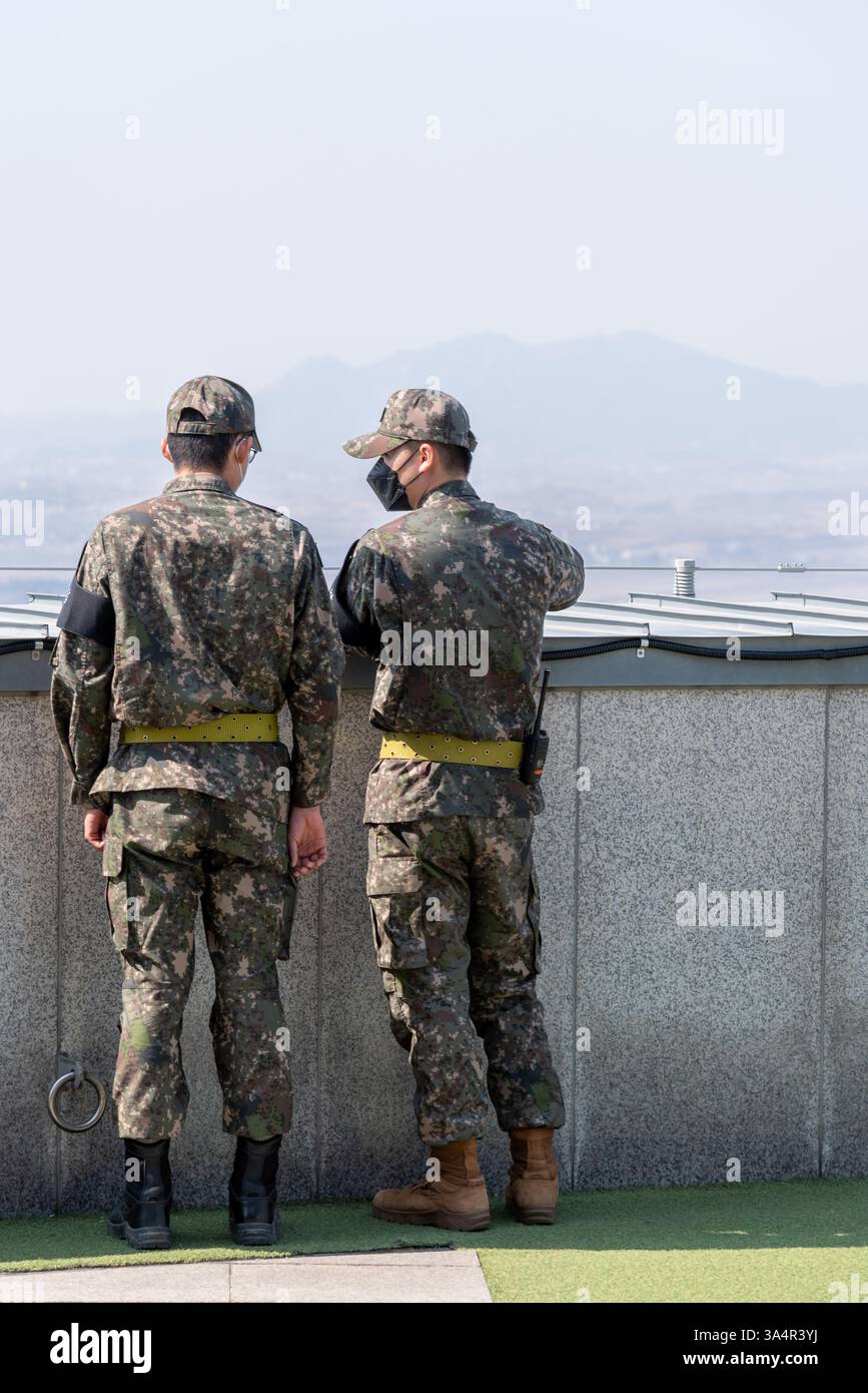 Südkoreanische Soldaten überwachen die DMZ in der Nähe des dritten Infiltrationstunnels in der koreanischen entmilitarisierten Zone, einem Landstreifen, der Nord- und Südkore trennt Stockfoto