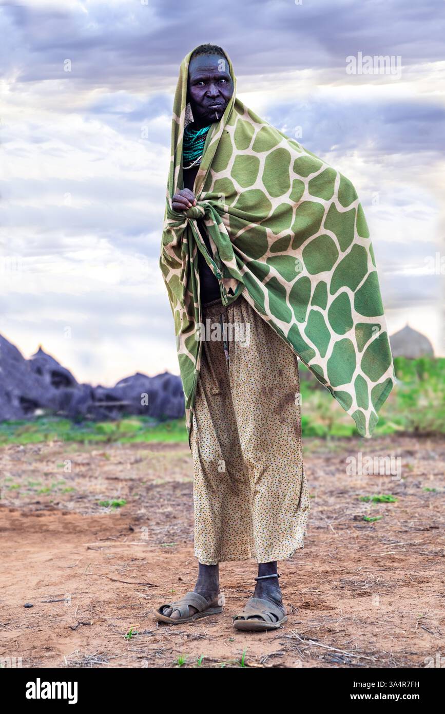 Äthiopien, eine ältere Frau aus dem Nyangatom-Stamm im Omo-Tal. Dorf Kakuta 18. Februar 2024 Stockfoto