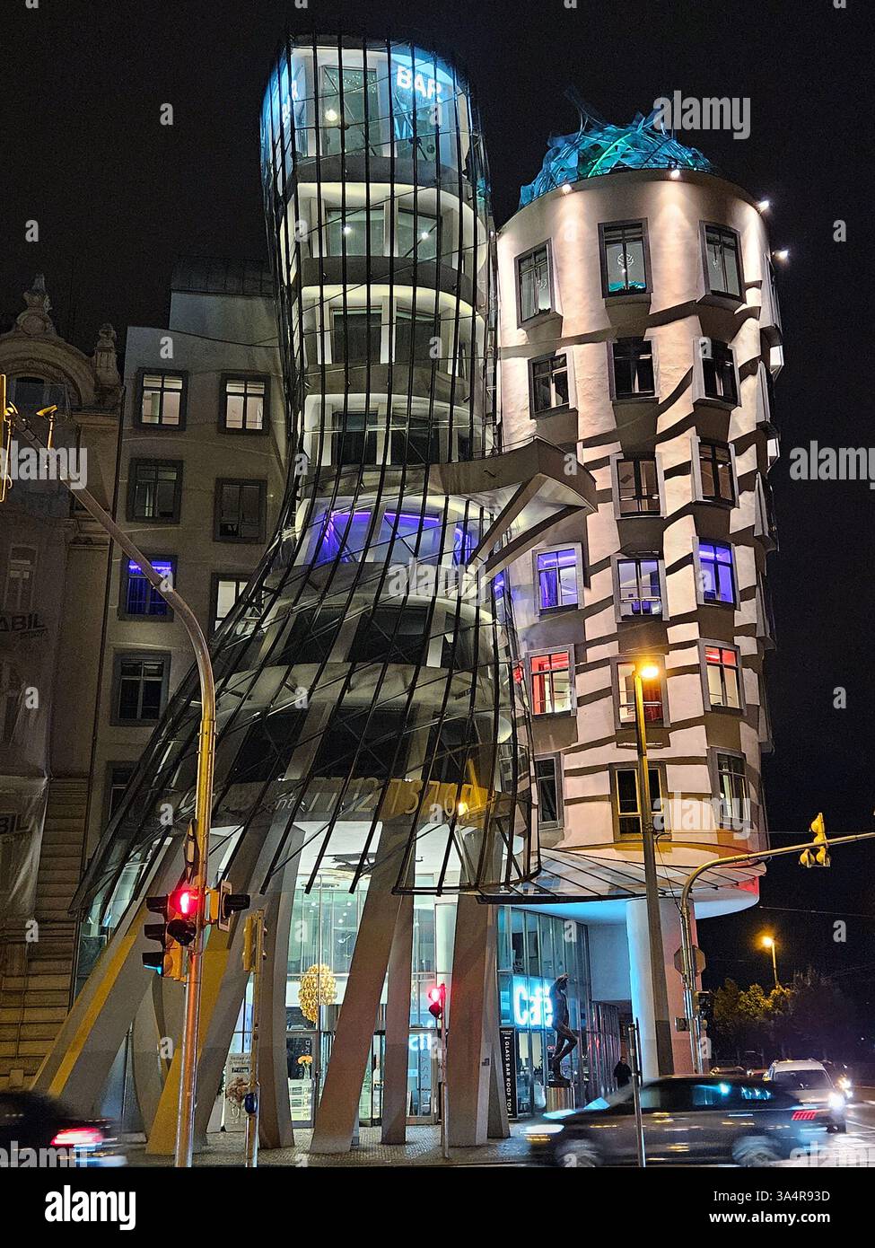 Das Tanzende Haus in Prag, ein beeindruckendes modernes Gebäude mit einem einzigartigen geschwungenen Design, das sich als architektonisches Wahrzeichen entlang der Moldau auszeichnet. Stockfoto