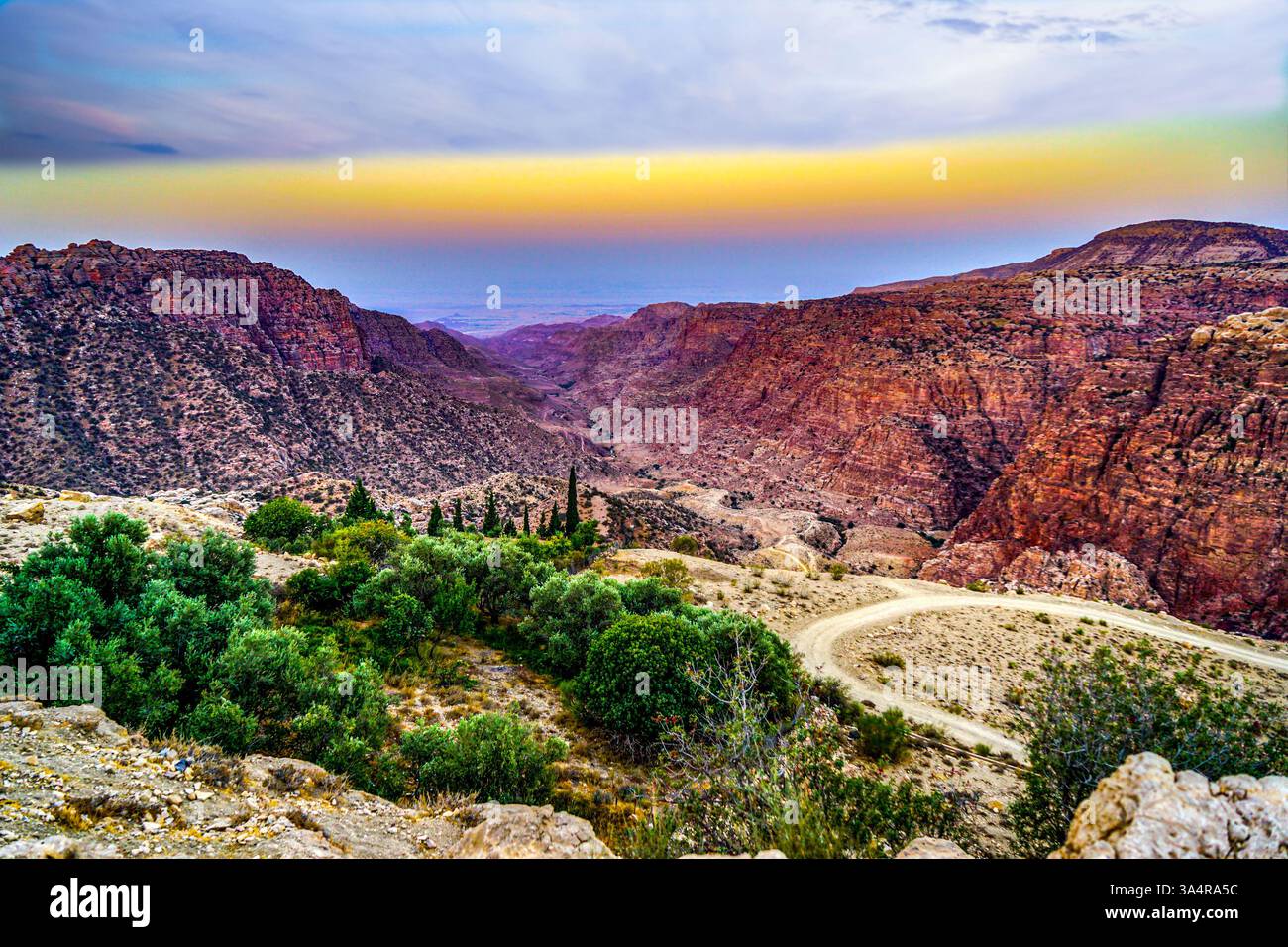 Jordanien, schöner Sonnenaufgang über dem Canyon des Dana Biosphärenreservats Stockfoto
