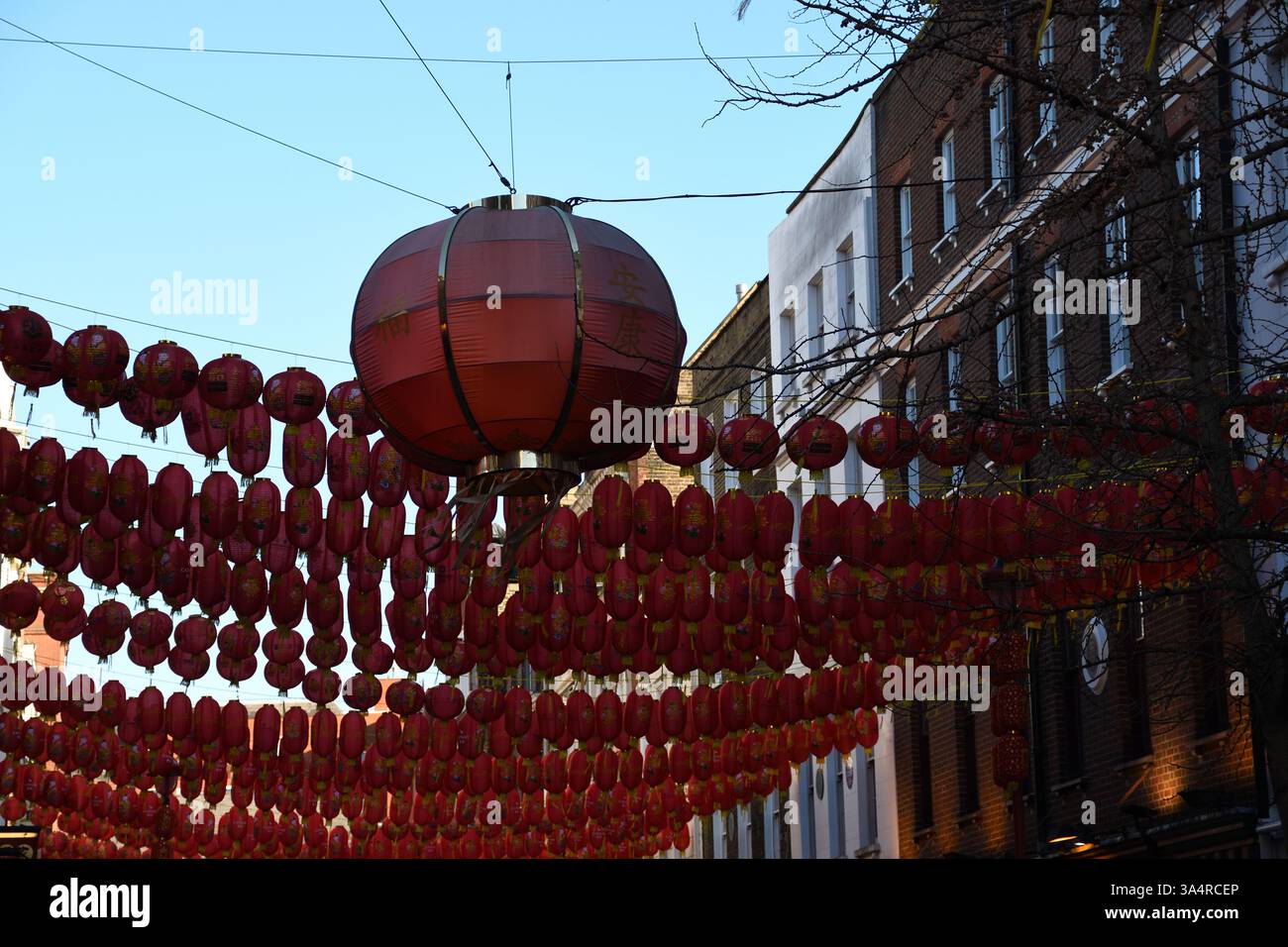 Chinesisches Neujahrsfest, chinesische Laternen, Chinatown, London, Vereinigtes Königreich - rote Laternen, Parkplatz; Tiefgarage; 1 hu Stockfoto