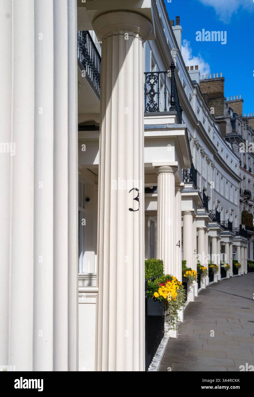 Traditionelles Gebäude im Zentrum Londons mit Stadthäusern und Terrassen, Großbritannien Stockfoto