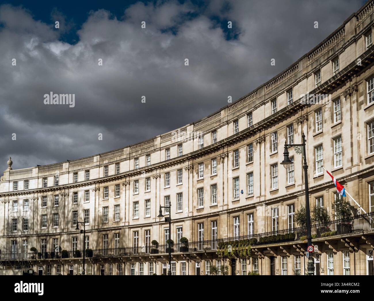 Traditionelles Gebäude im Zentrum Londons mit Stadthäusern und Terrassen, Großbritannien Stockfoto
