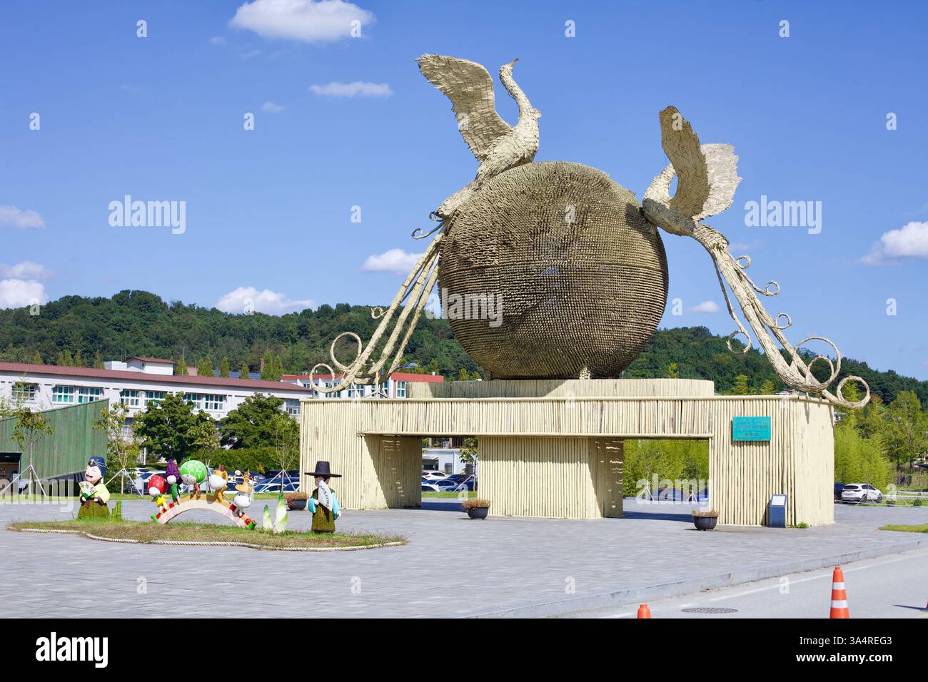 Damyang County, Südkorea - 24. September 2020: Eine beeindruckende Bambusskulptur mit phoenixes auf einer Kugel steht außerhalb des Damyang General Gym Stockfoto