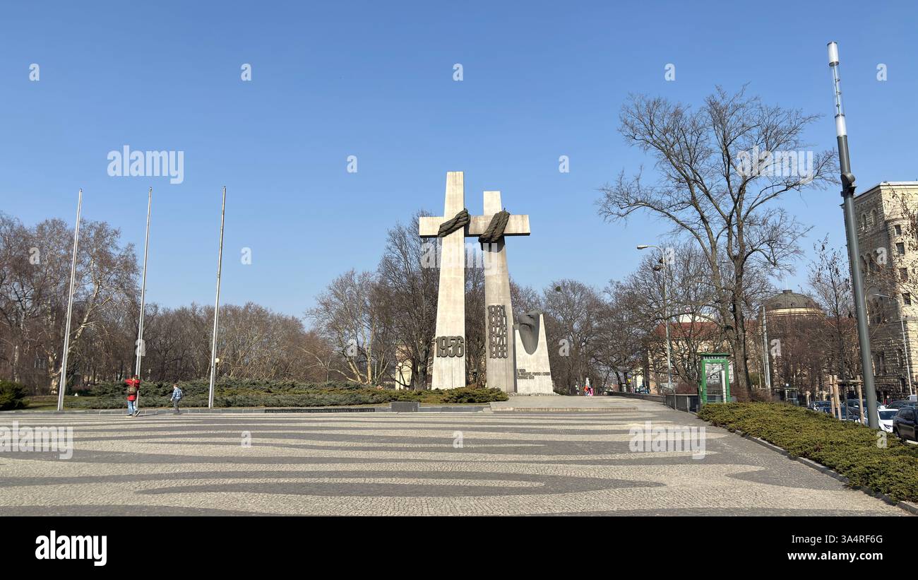 Denkmal für die Opfer vom Juni 1956 (Pomnik Ofiar Czerwca 1956). Touristenziel Lage berühmte alte Gebäude im polnischen Stadtzentrum Poznań. Monu - Smartphone-aufgenommenes Stockfoto