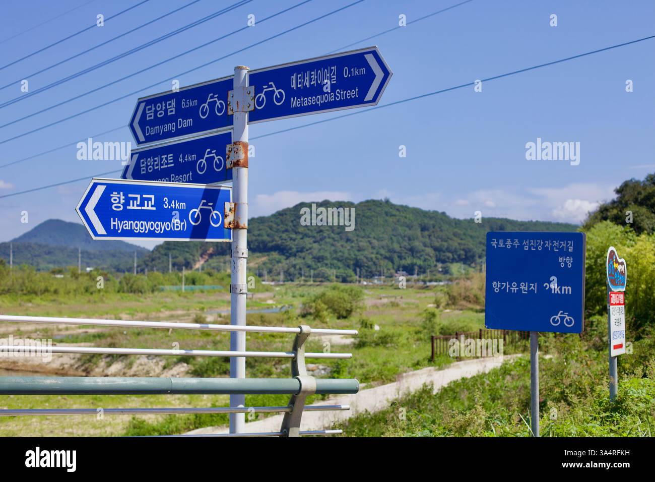 Damyang County, Südkorea - 23. September 2020: Blaue Radwegschilder markieren die Entfernungen zur Metasequoia Road, Damyang Dam und Hyanggyogyo Bridge alo Stockfoto